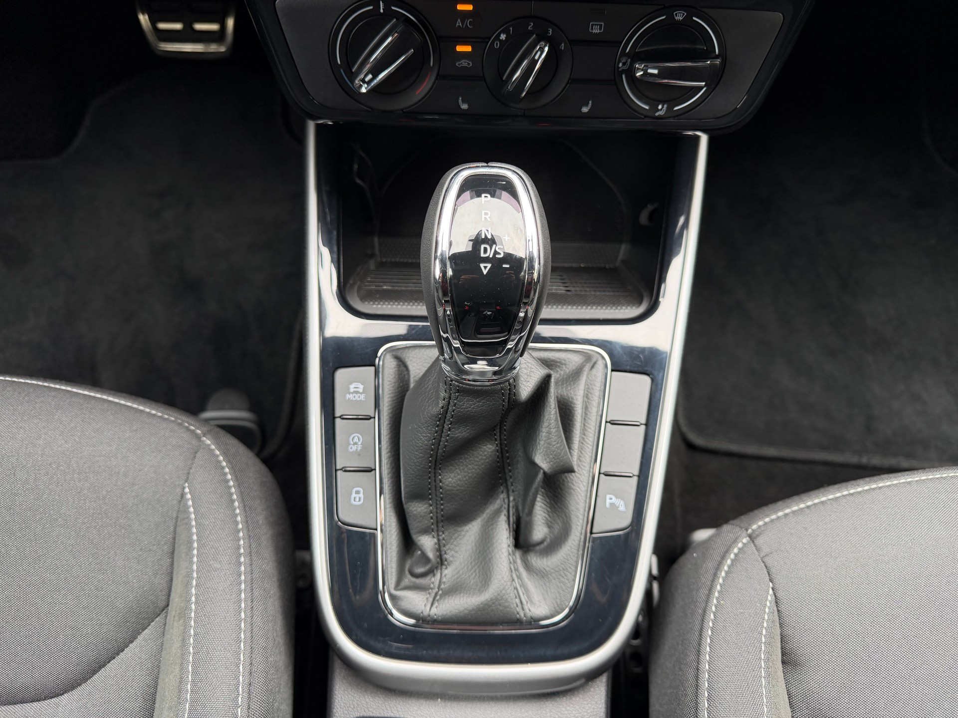 SKODA Fabia 1.0 TSI Selection DSG-image-8