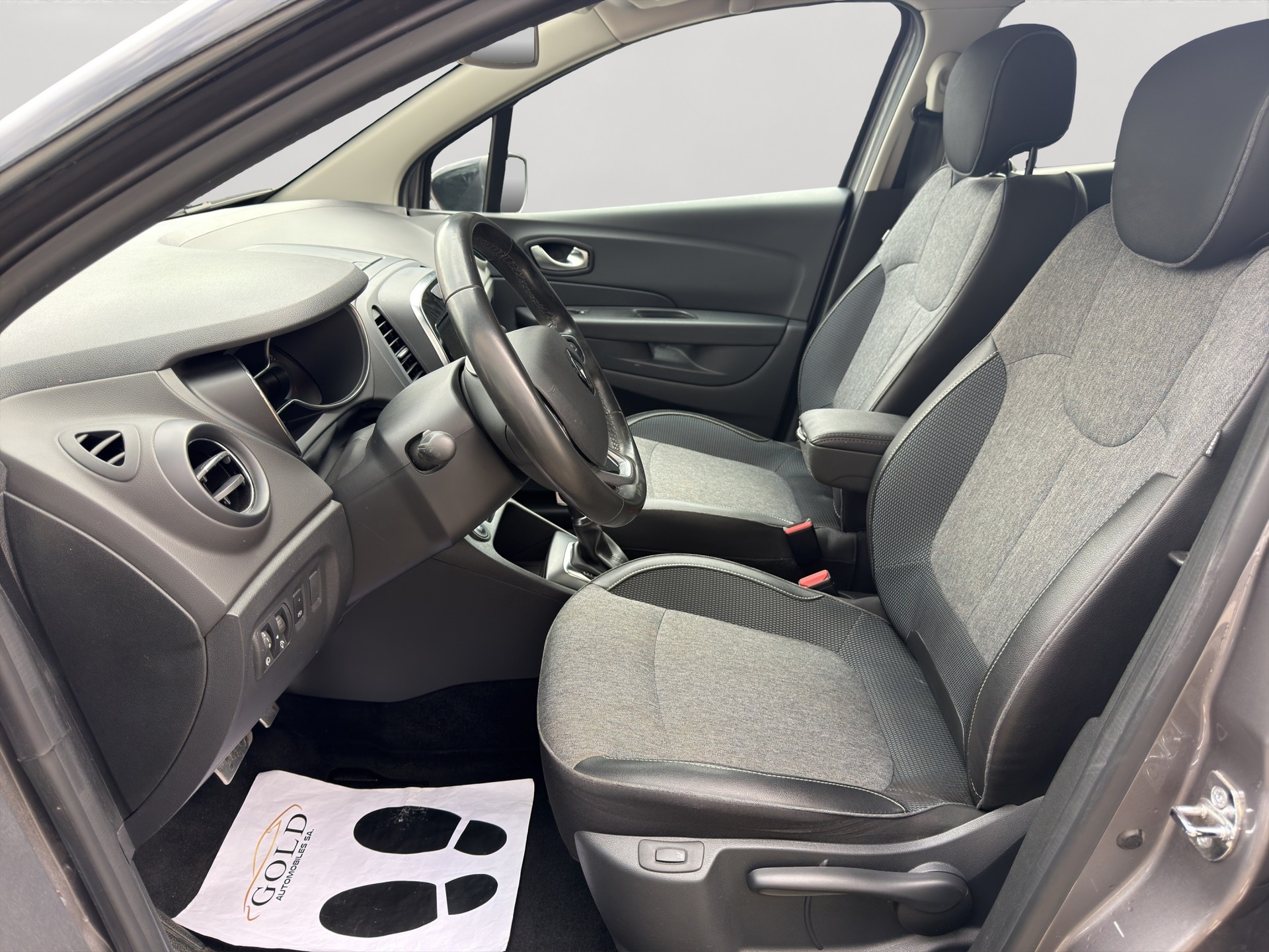 RENAULT Captur 1.2 T 16V 90th Anniversary EDC-image-6