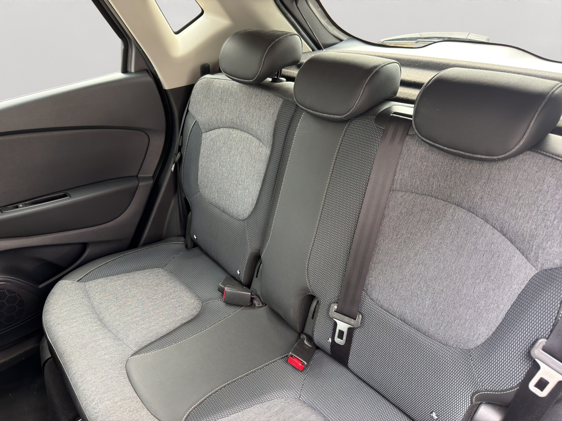 RENAULT Captur 1.2 T 16V 90th Anniversary EDC-image-3