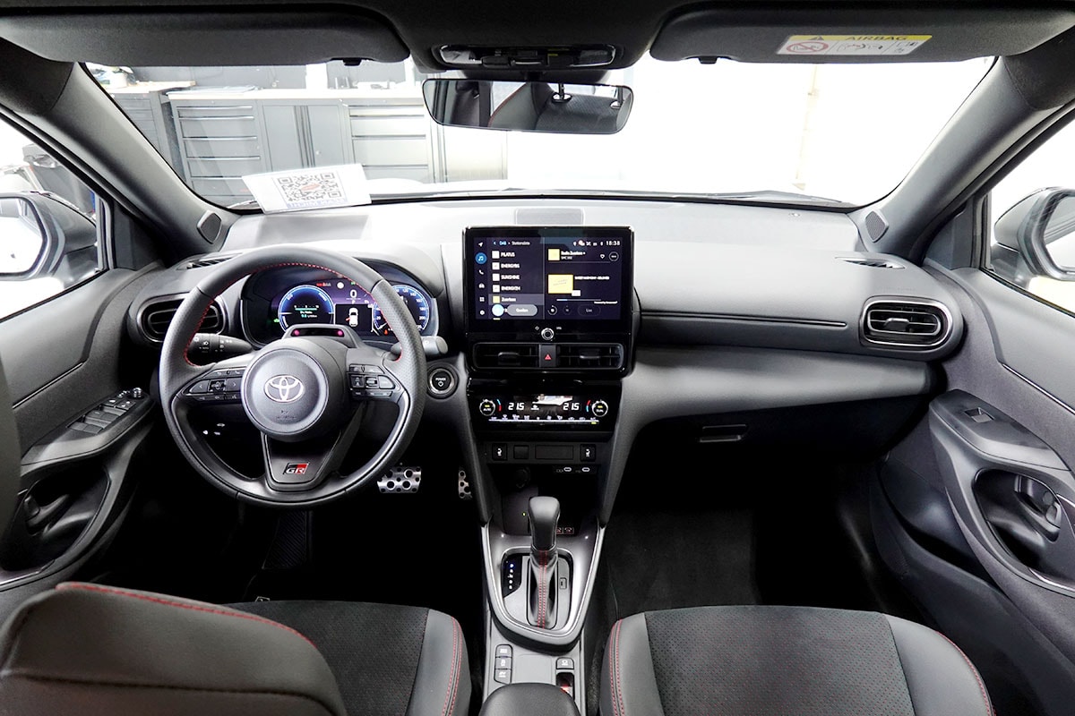 TOYOTA Yaris Cross 1.5 GR Sport e-CVT-image-9