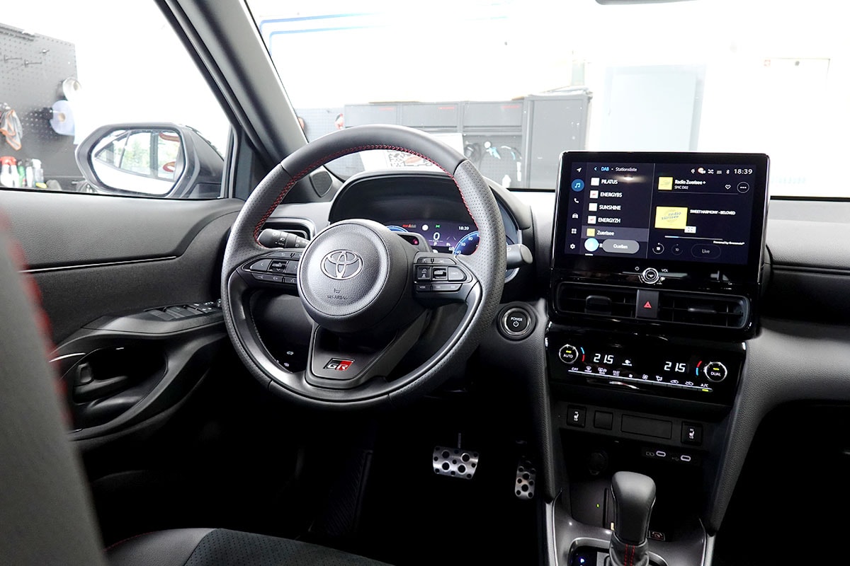 TOYOTA Yaris Cross 1.5 GR Sport e-CVT-image-8