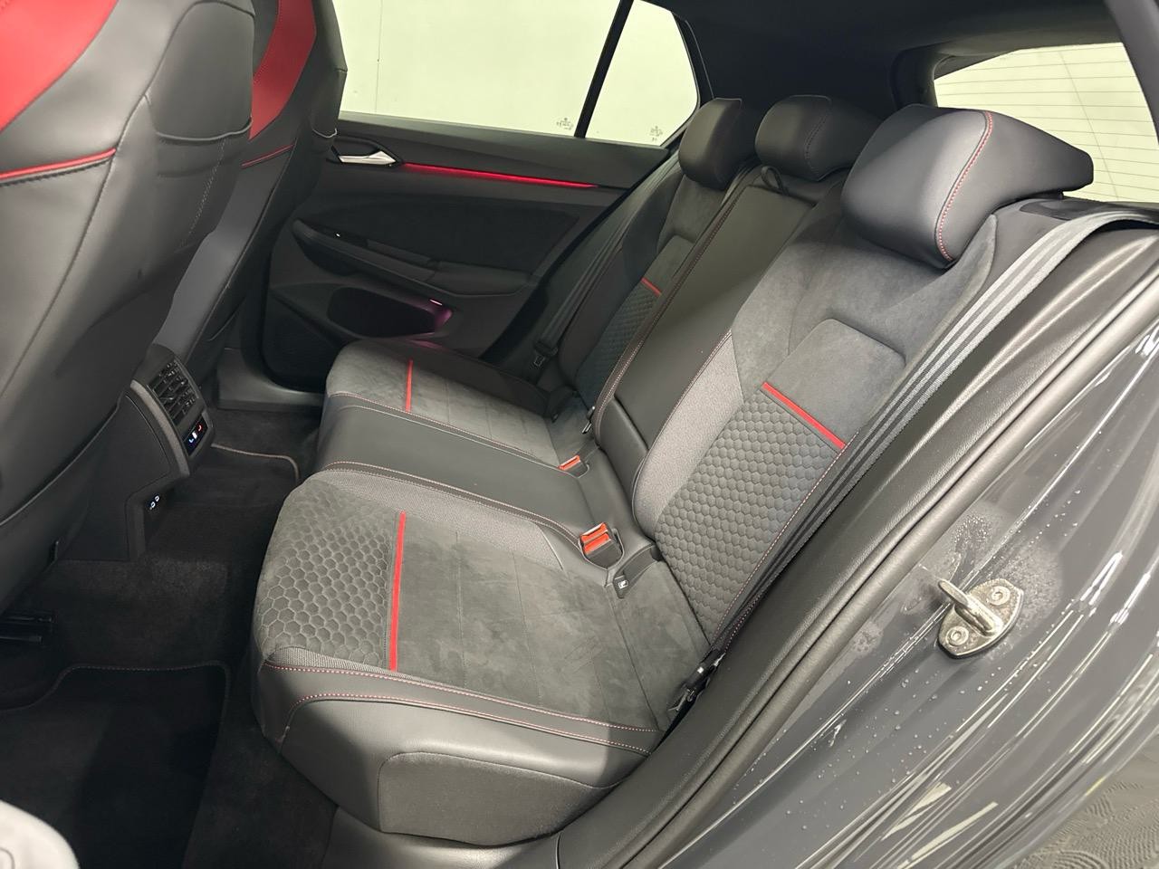 VW Golf 2.0 TSI GTI Clubsport DSG-image-10