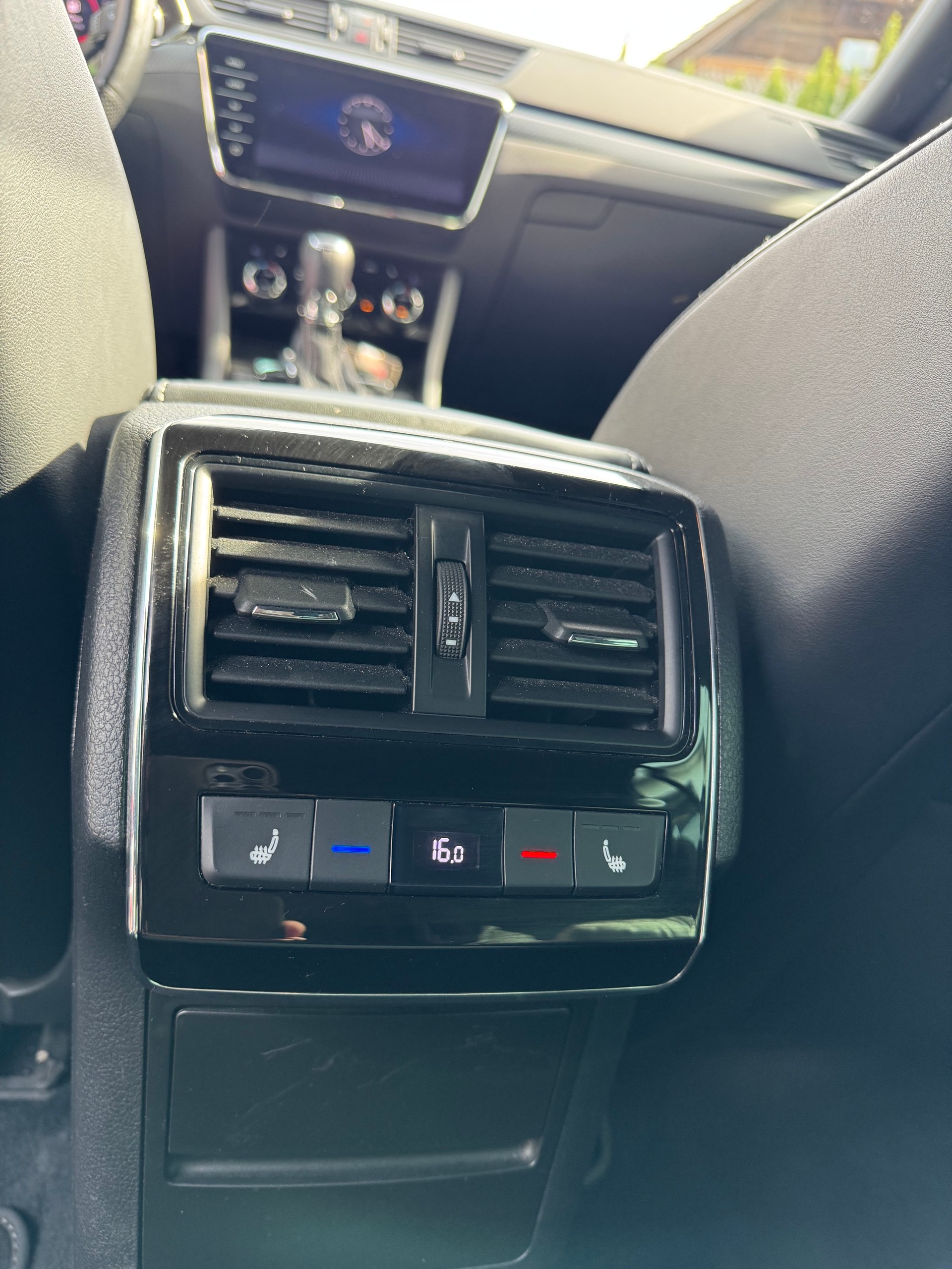 SKODA Superb Combi 2.0 TDi SportLine DSG-image-18