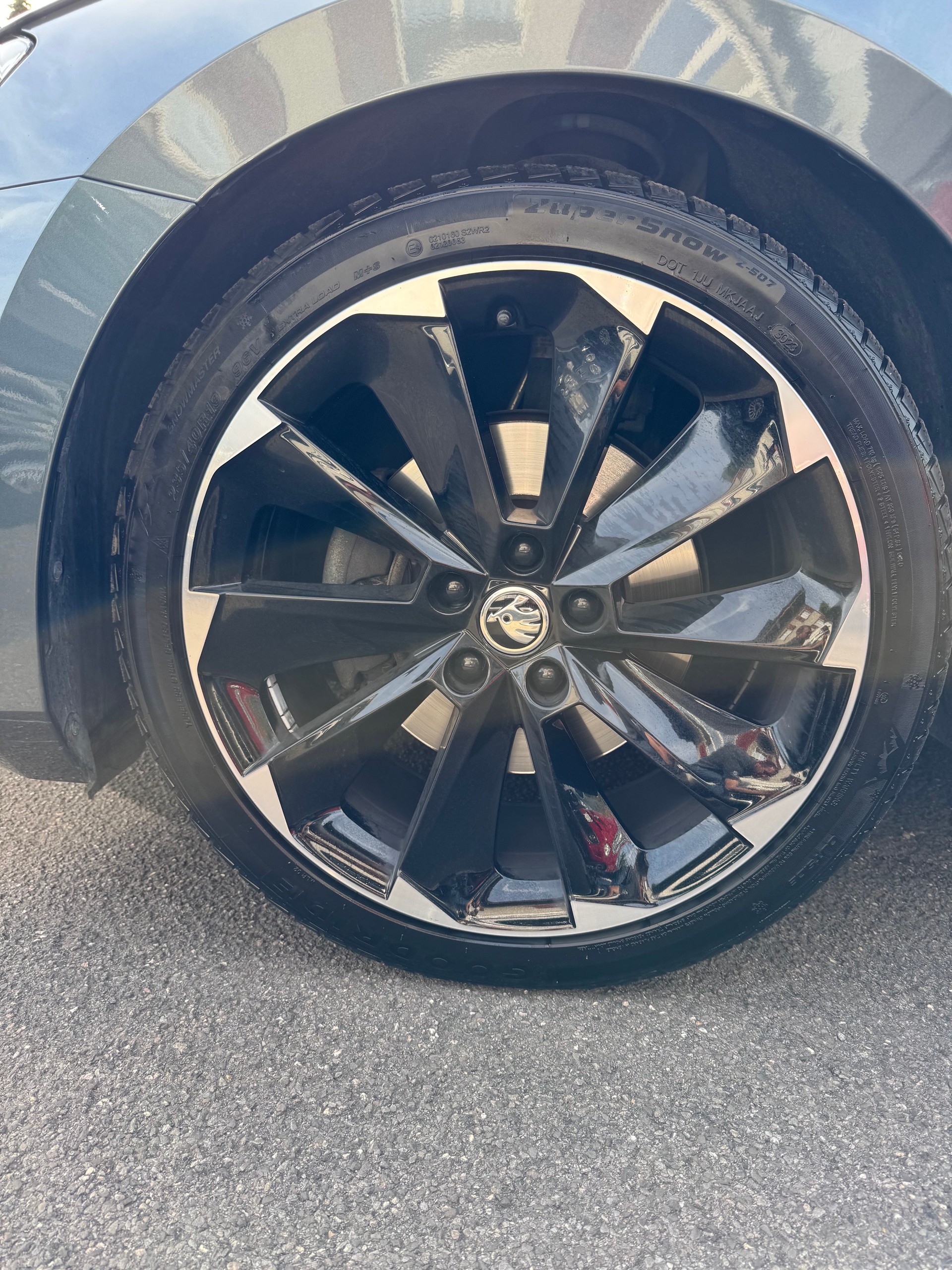 SKODA Superb Combi 2.0 TDi SportLine DSG-image-1