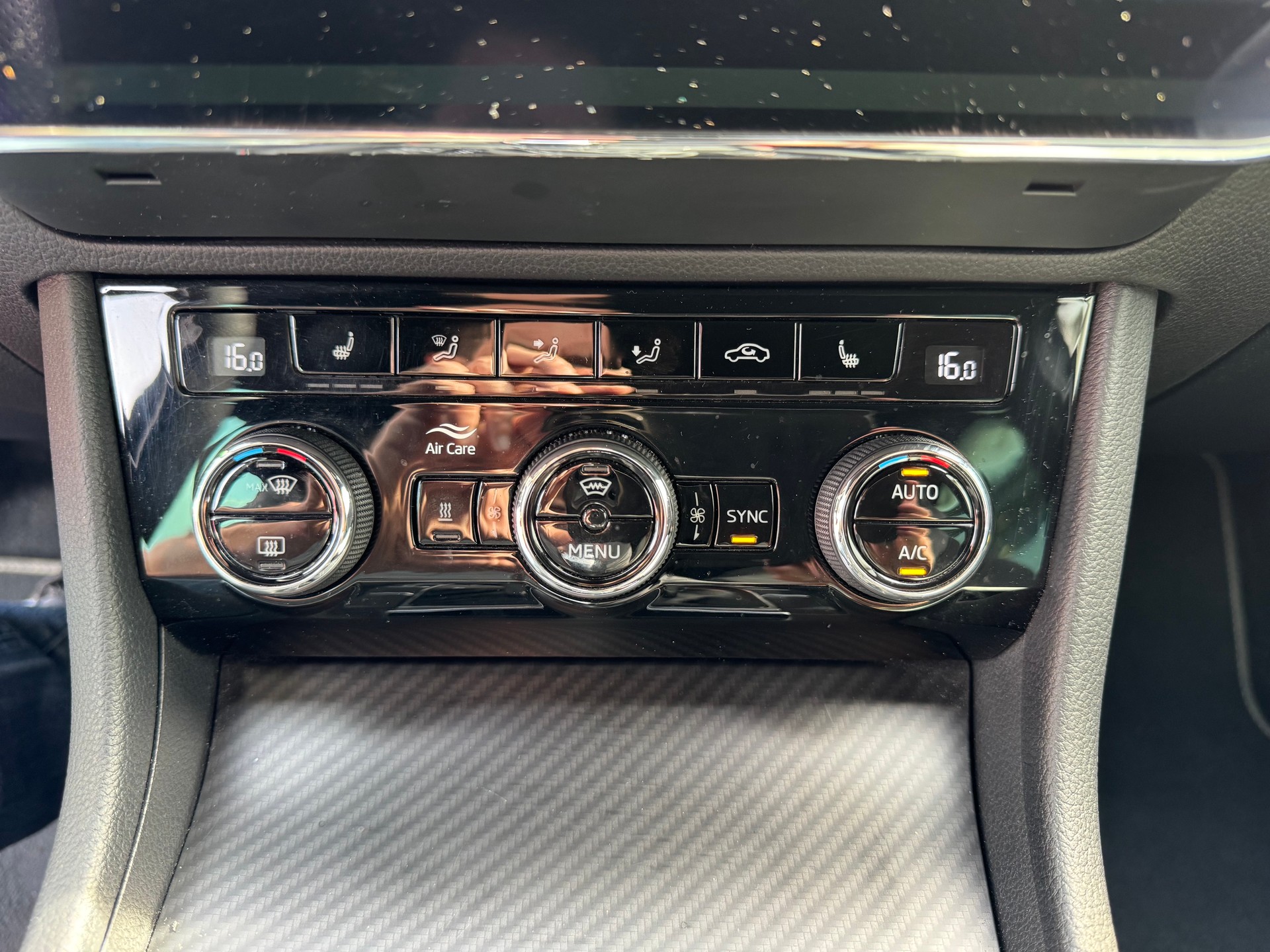SKODA Superb Combi 2.0 TDi SportLine DSG-image-11