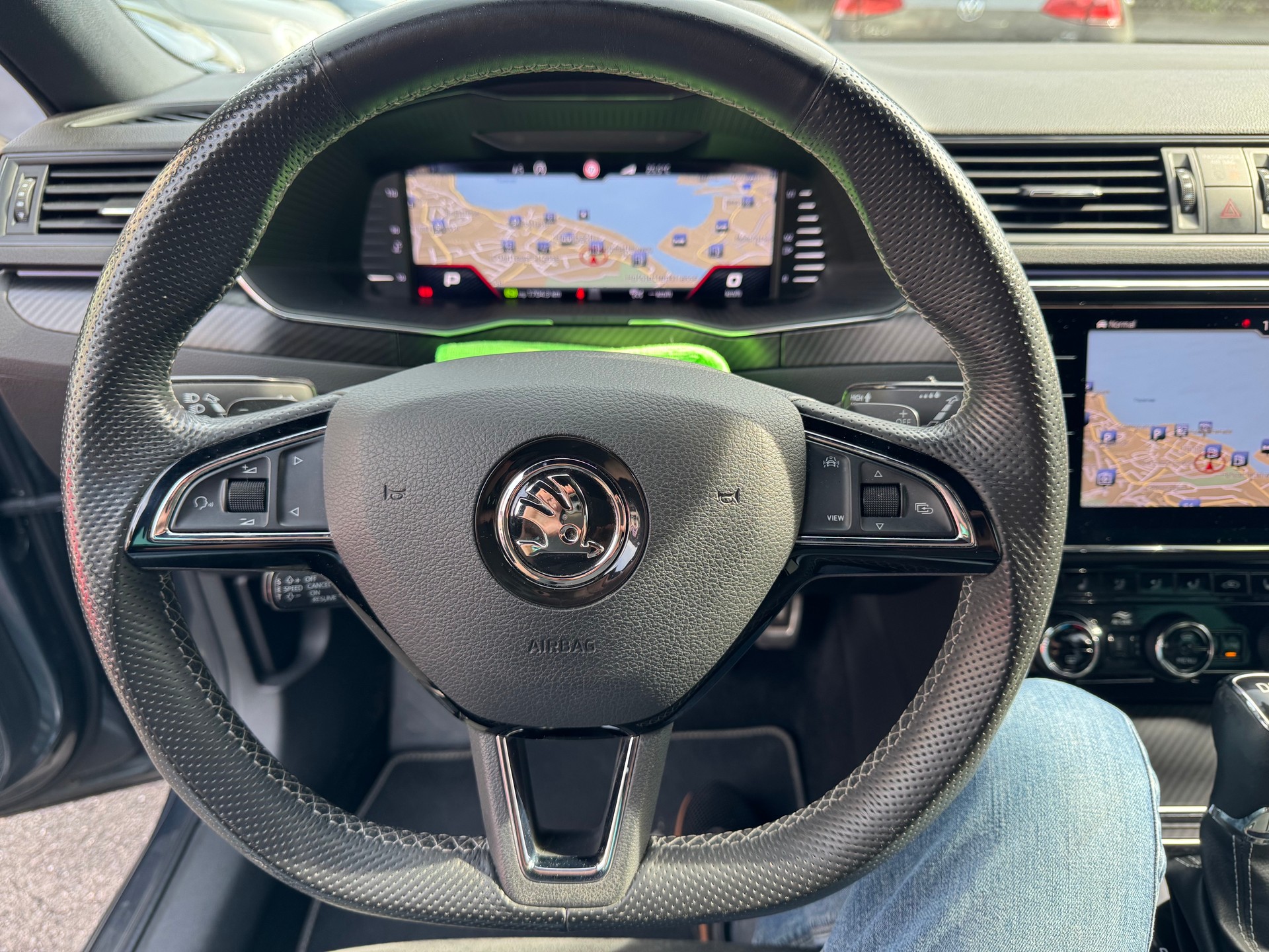 SKODA Superb Combi 2.0 TDi SportLine DSG-image-15