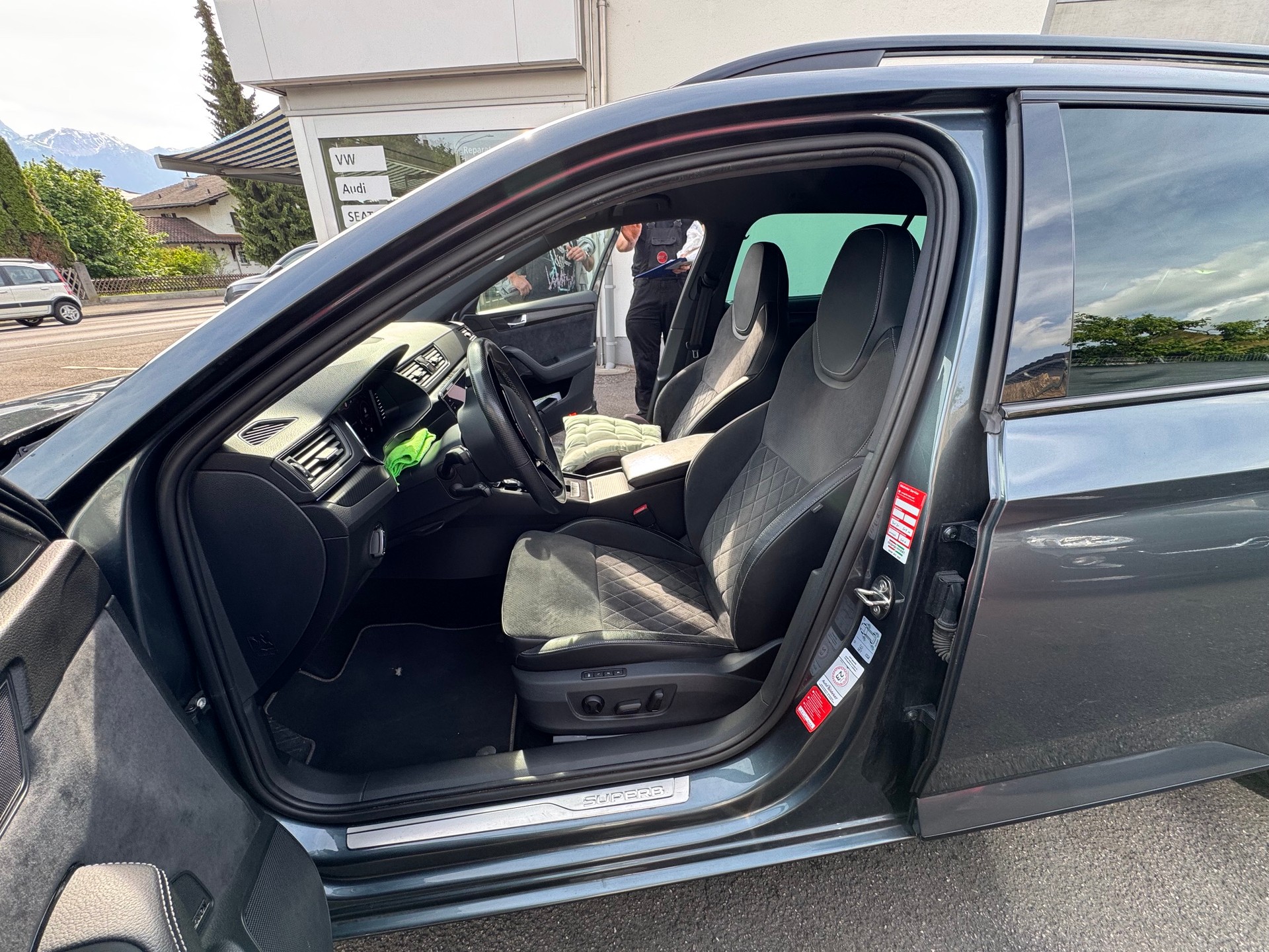 SKODA Superb Combi 2.0 TDi SportLine DSG-image-19