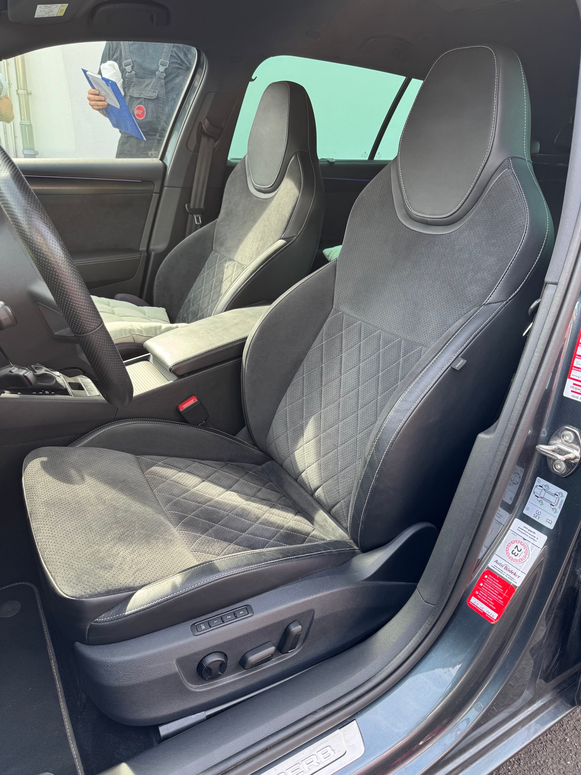 SKODA Superb Combi 2.0 TDi SportLine DSG-image-17