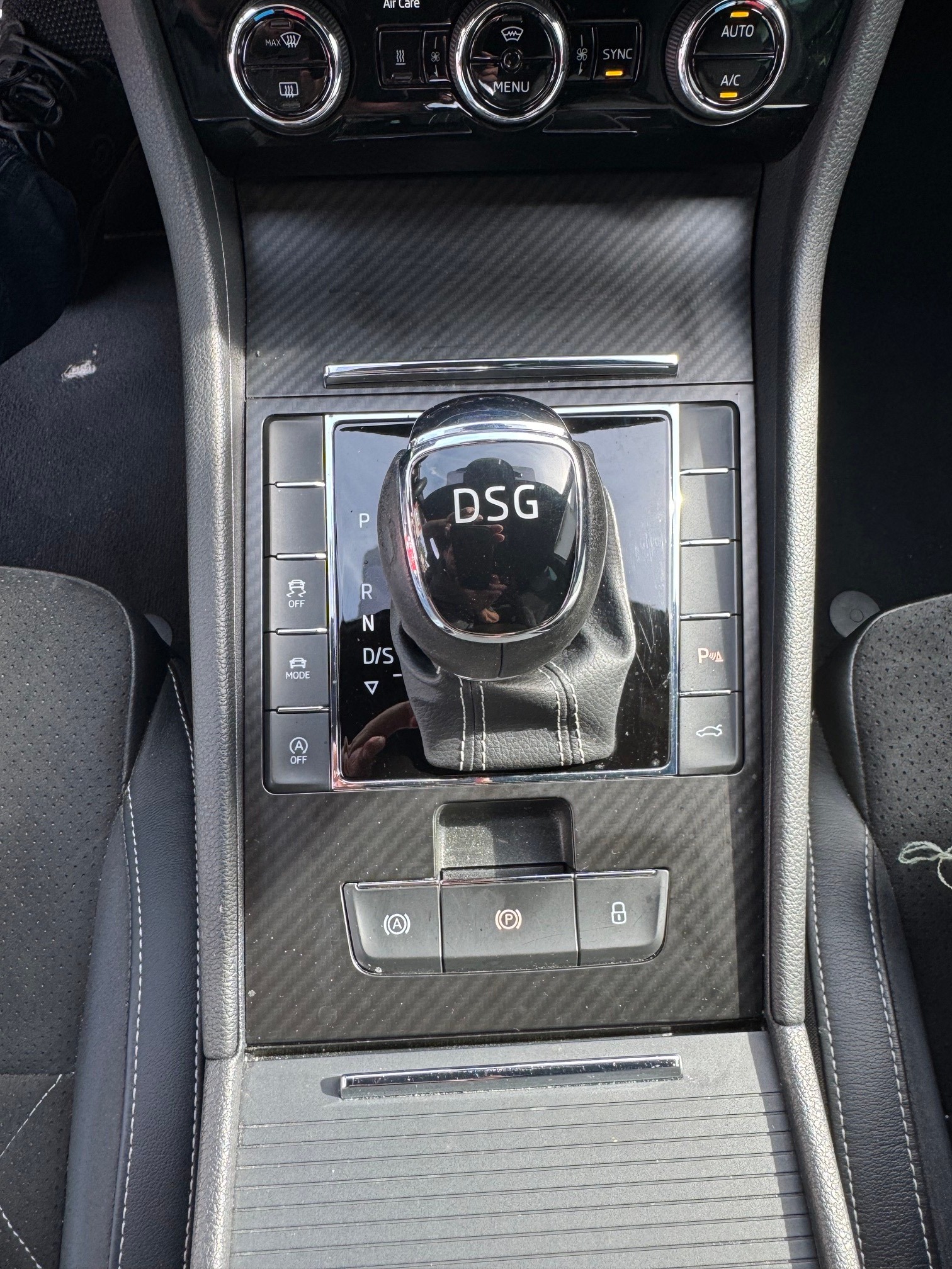 SKODA Superb Combi 2.0 TDi SportLine DSG-image-12