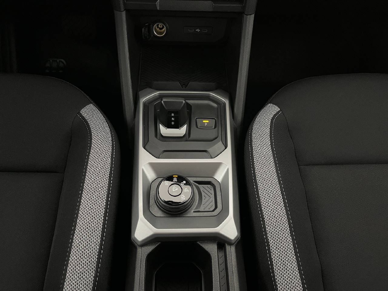 DACIA Duster 1.2 Hybrid Journey 4WD-image-13