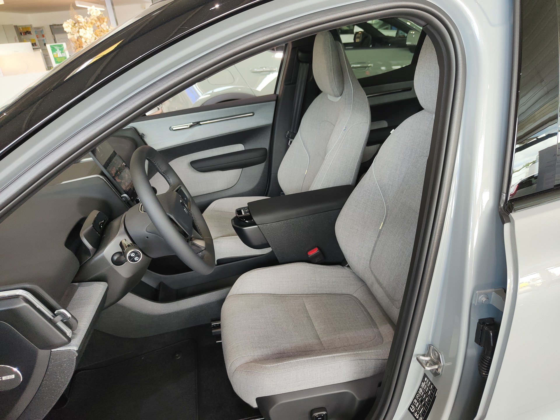 VOLVO EX30 E60 69kWh Twin Ultra-image-7