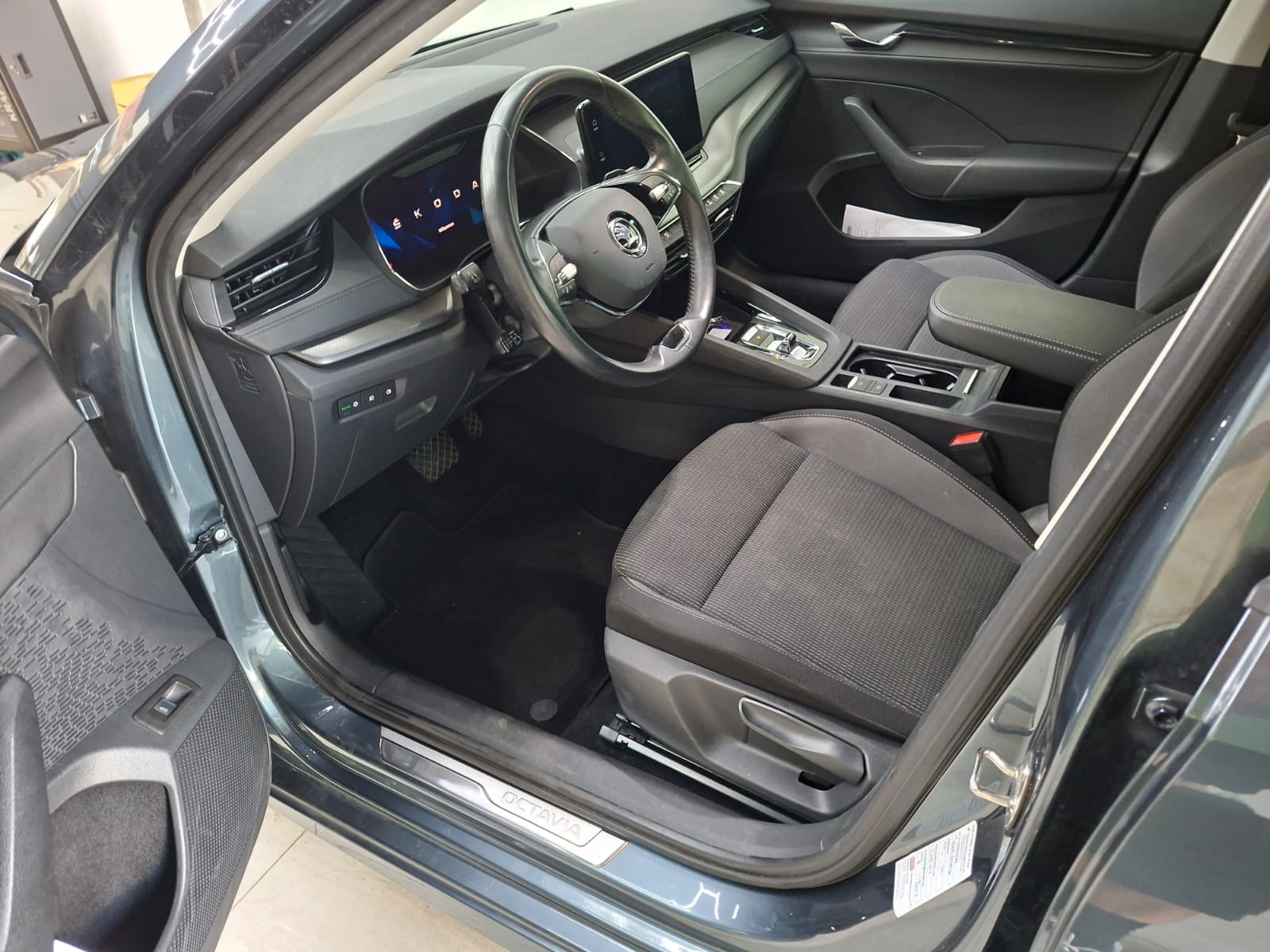 SKODA Octavia Combi 2.0 TDI DSG Ambition 4x4-image-14