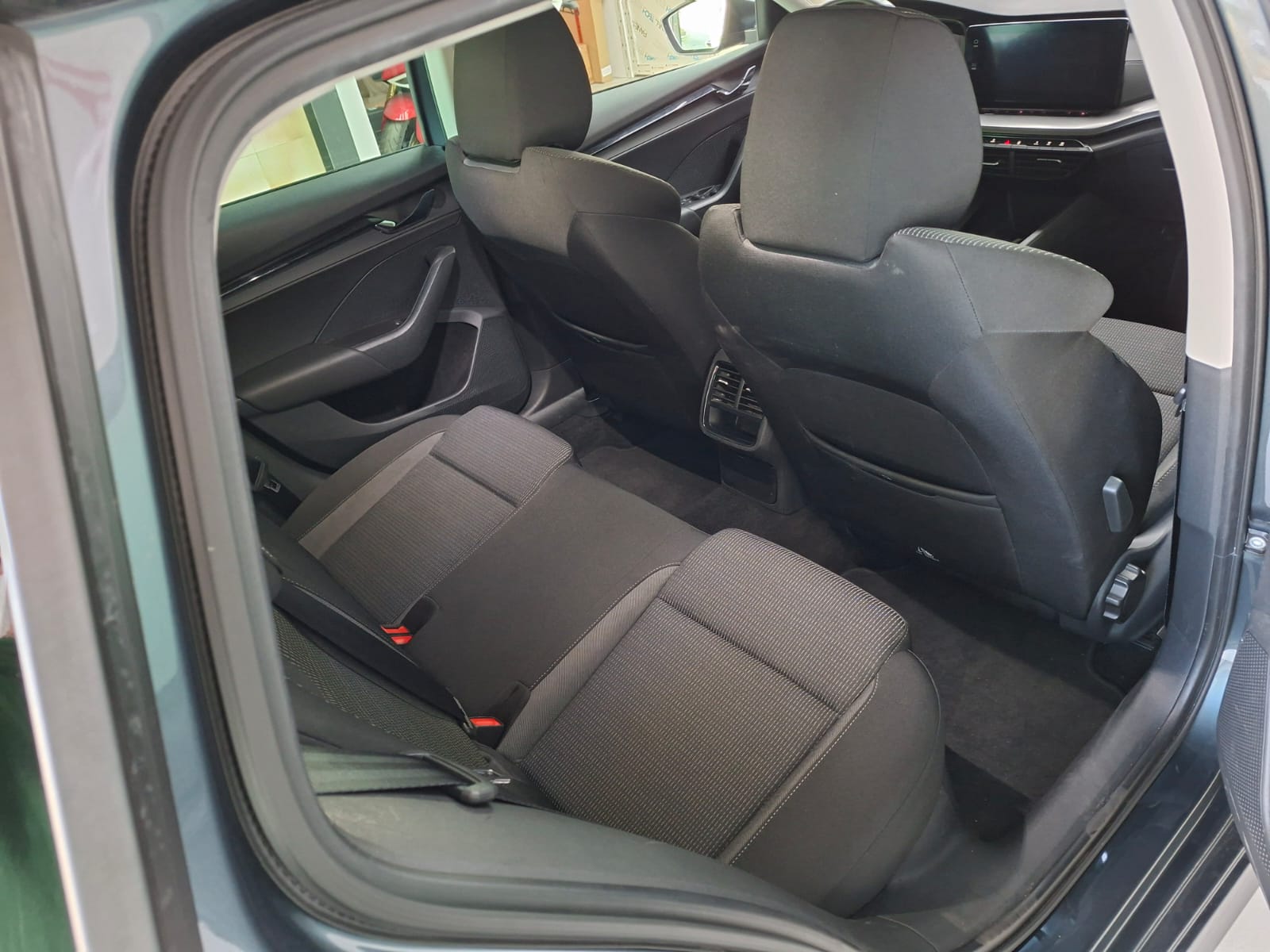 SKODA Octavia Combi 2.0 TDI DSG Ambition 4x4-image-8