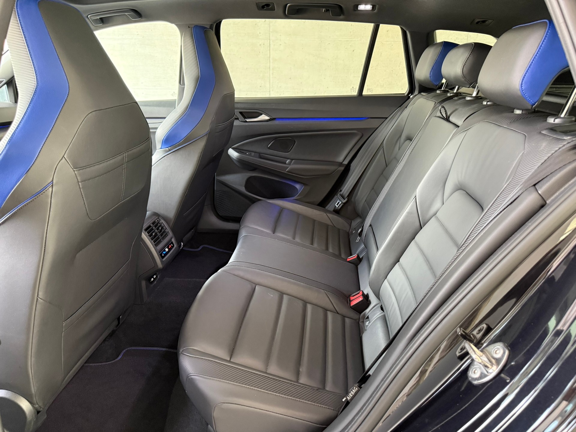 VW Golf Variant 2.0 TSI R DSG 4Motion-image-8