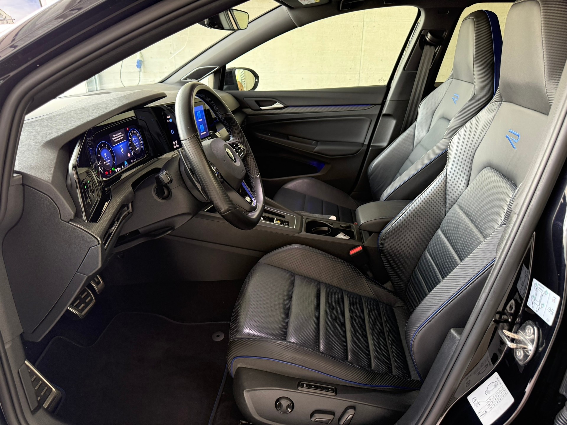 VW Golf Variant 2.0 TSI R DSG 4Motion-image-7