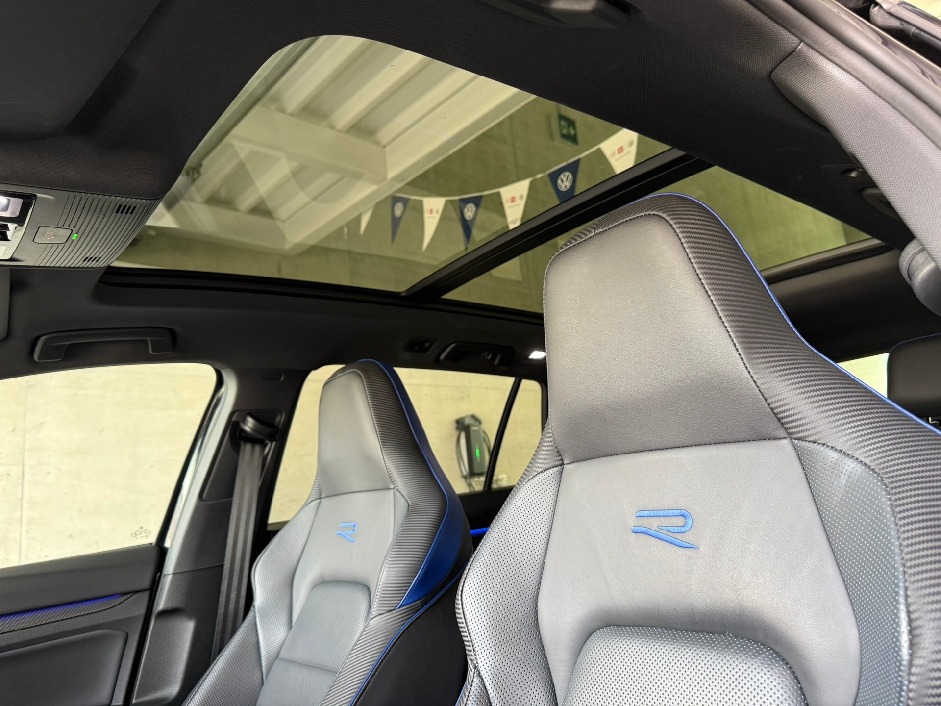 VW Golf Variant 2.0 TSI R DSG 4Motion-image-14