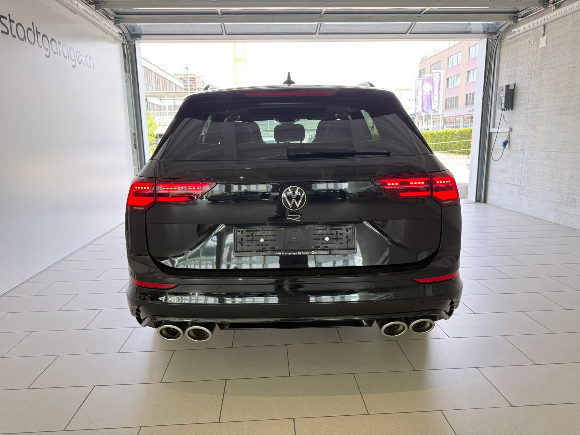 VW Golf Variant 2.0 TSI R DSG 4Motion-image-4