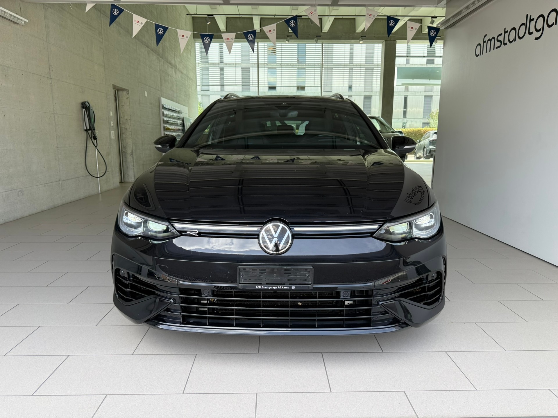 VW Golf Variant 2.0 TSI R DSG 4Motion-showroom-element-1