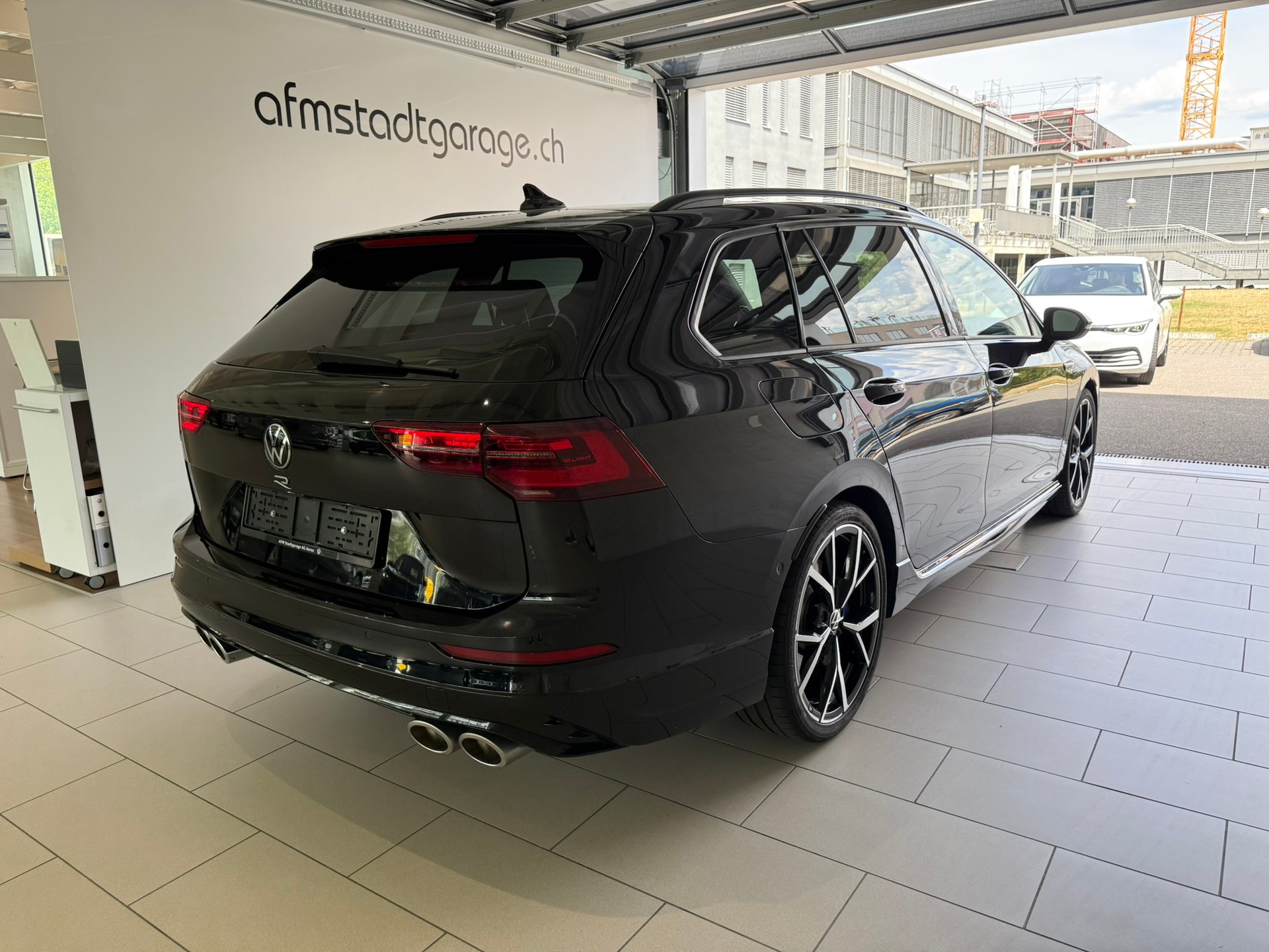 VW Golf Variant 2.0 TSI R DSG 4Motion-image-5