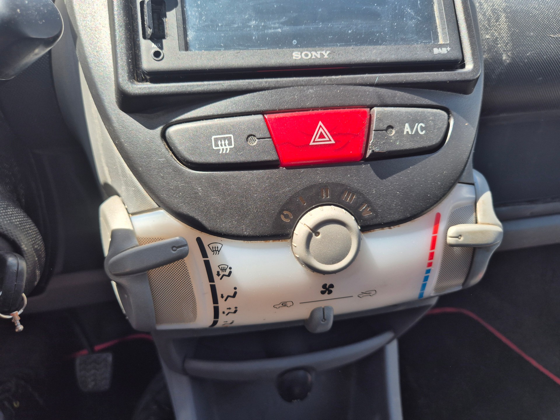 PEUGEOT 107 1.0 Trendy-image-14