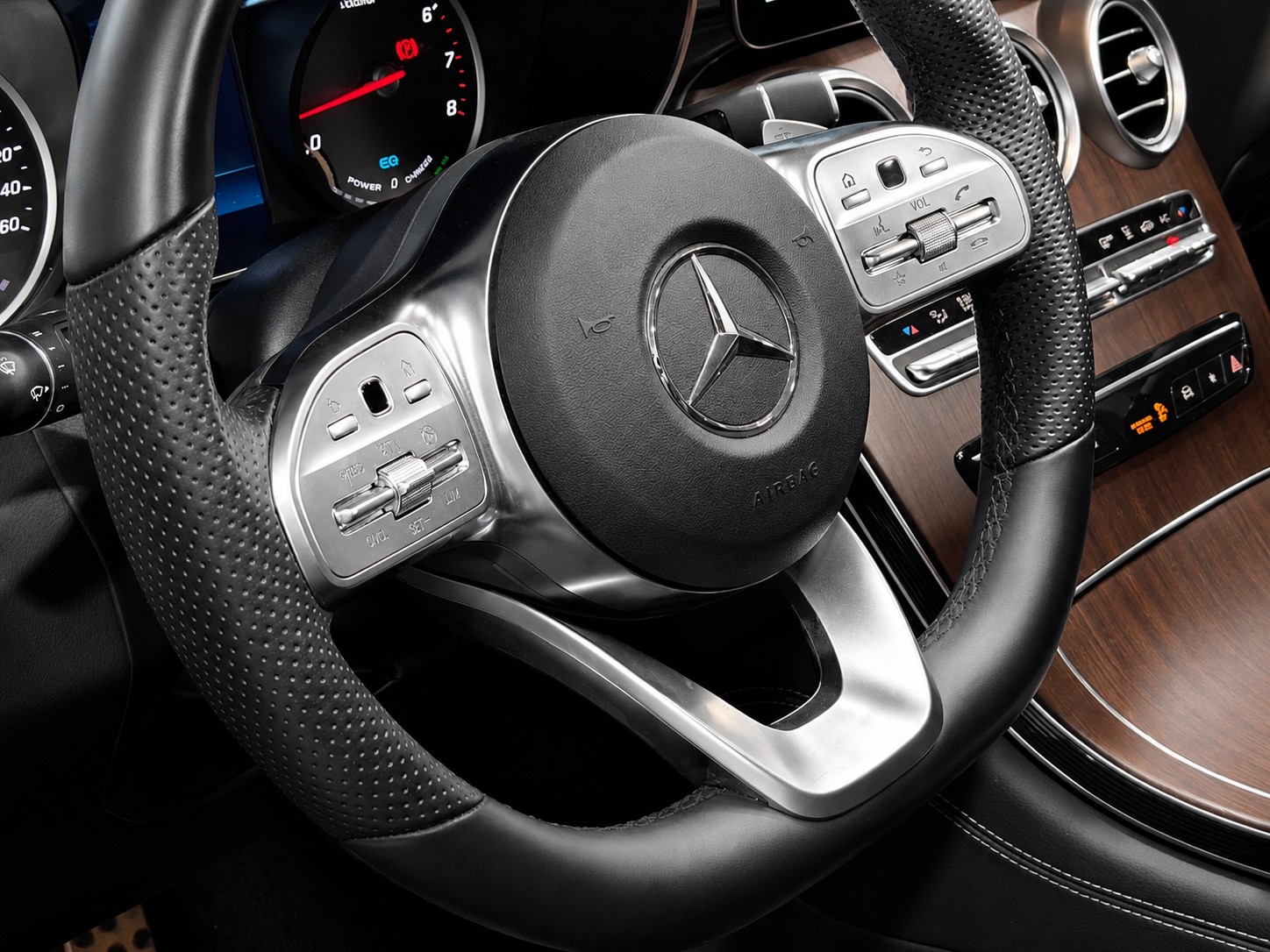 MERCEDES-BENZ GLC 300 e AMG Line 4m CH FAHRZEUG-image-17