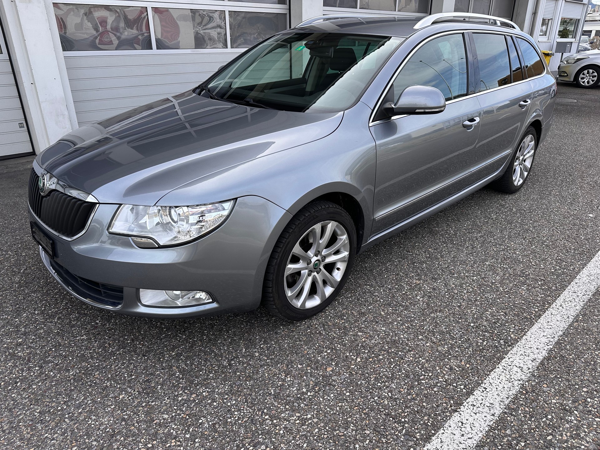 SKODA Superb Combi 1.8 TSI Elegance-image-0