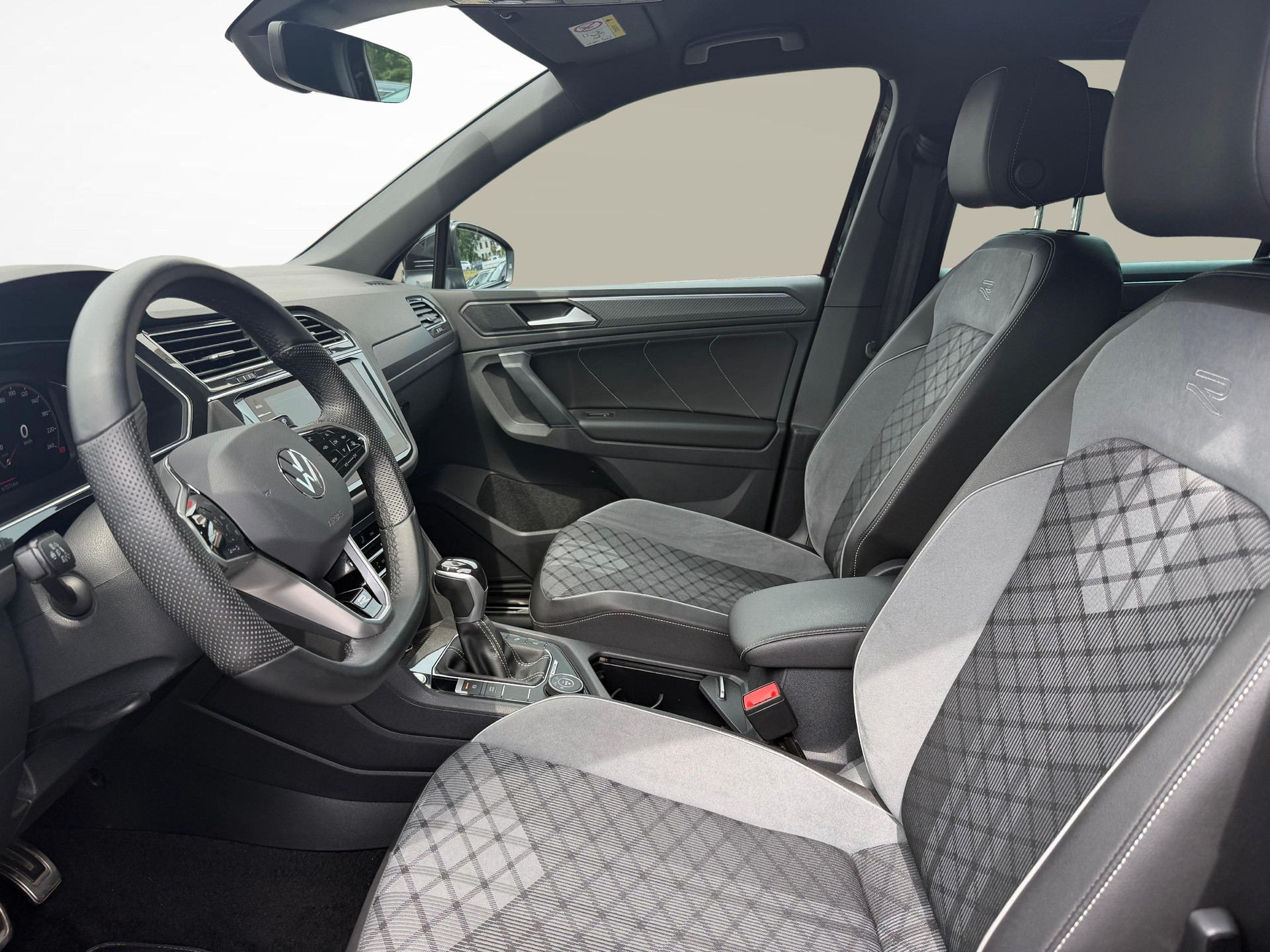 VW Tiguan 2.0 TSI R-Line DSG-image-1