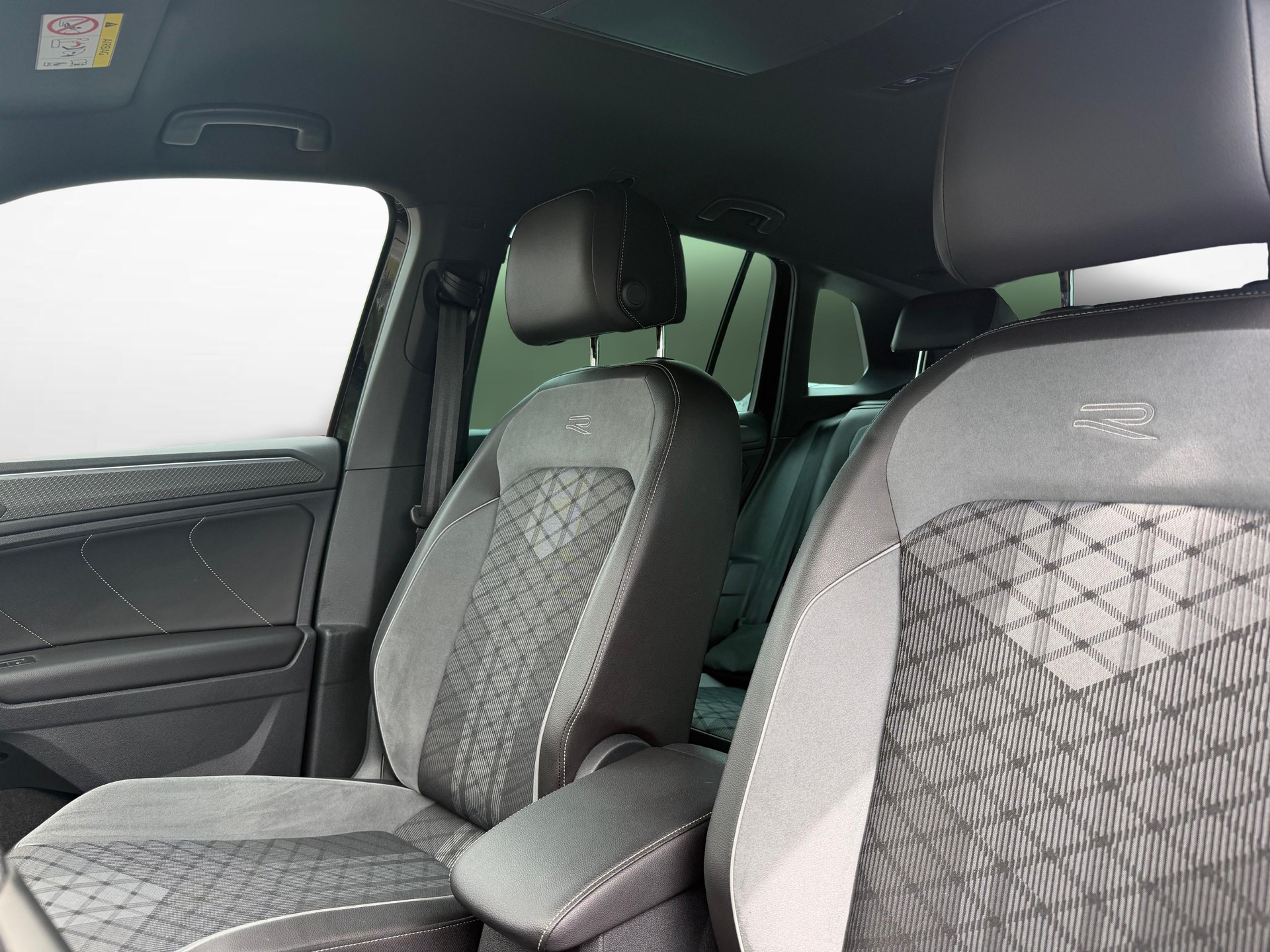 VW Tiguan 2.0 TSI R-Line DSG-image-2