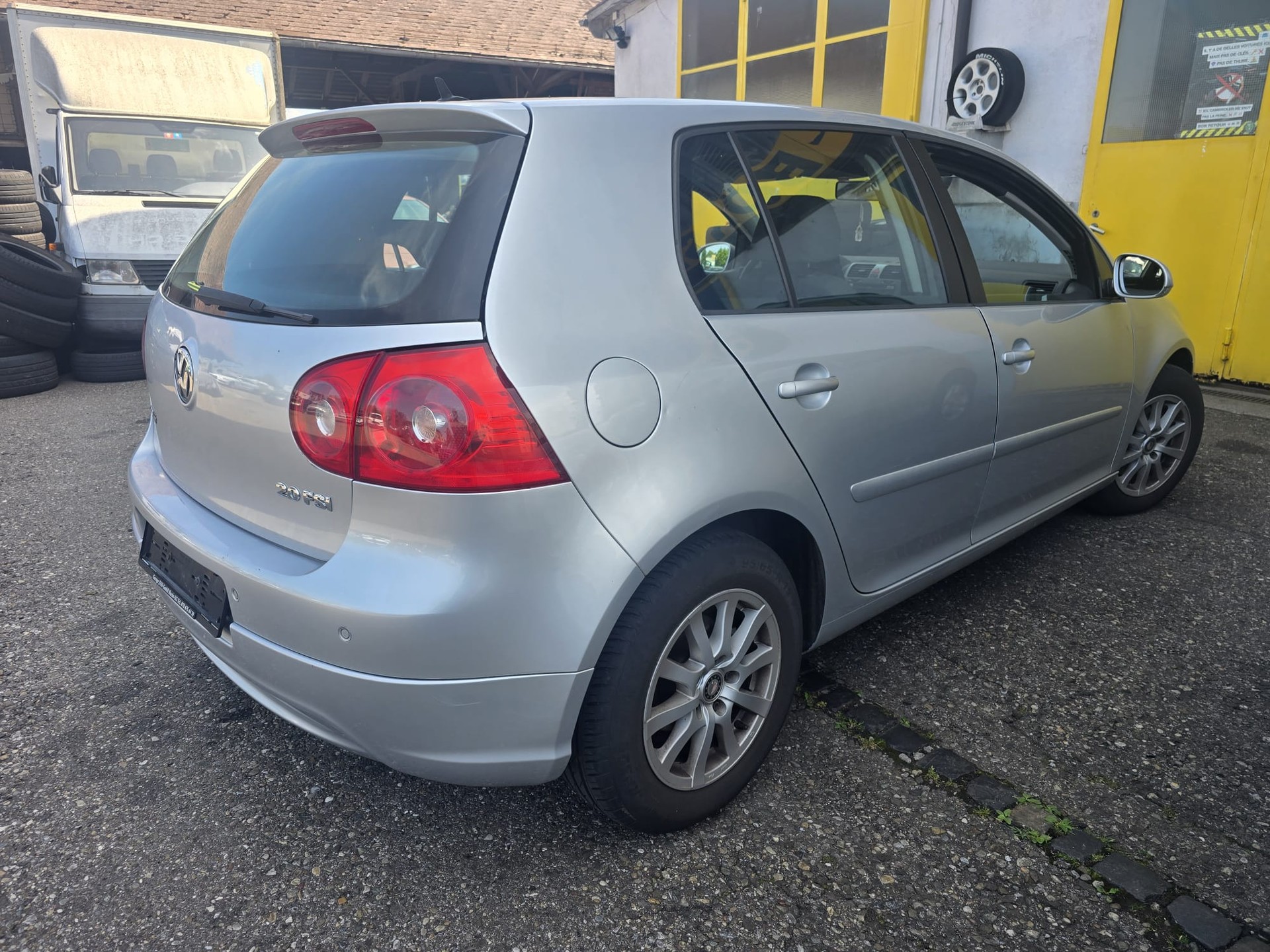 VW Golf 2.0 FSI Comfortline-image-2