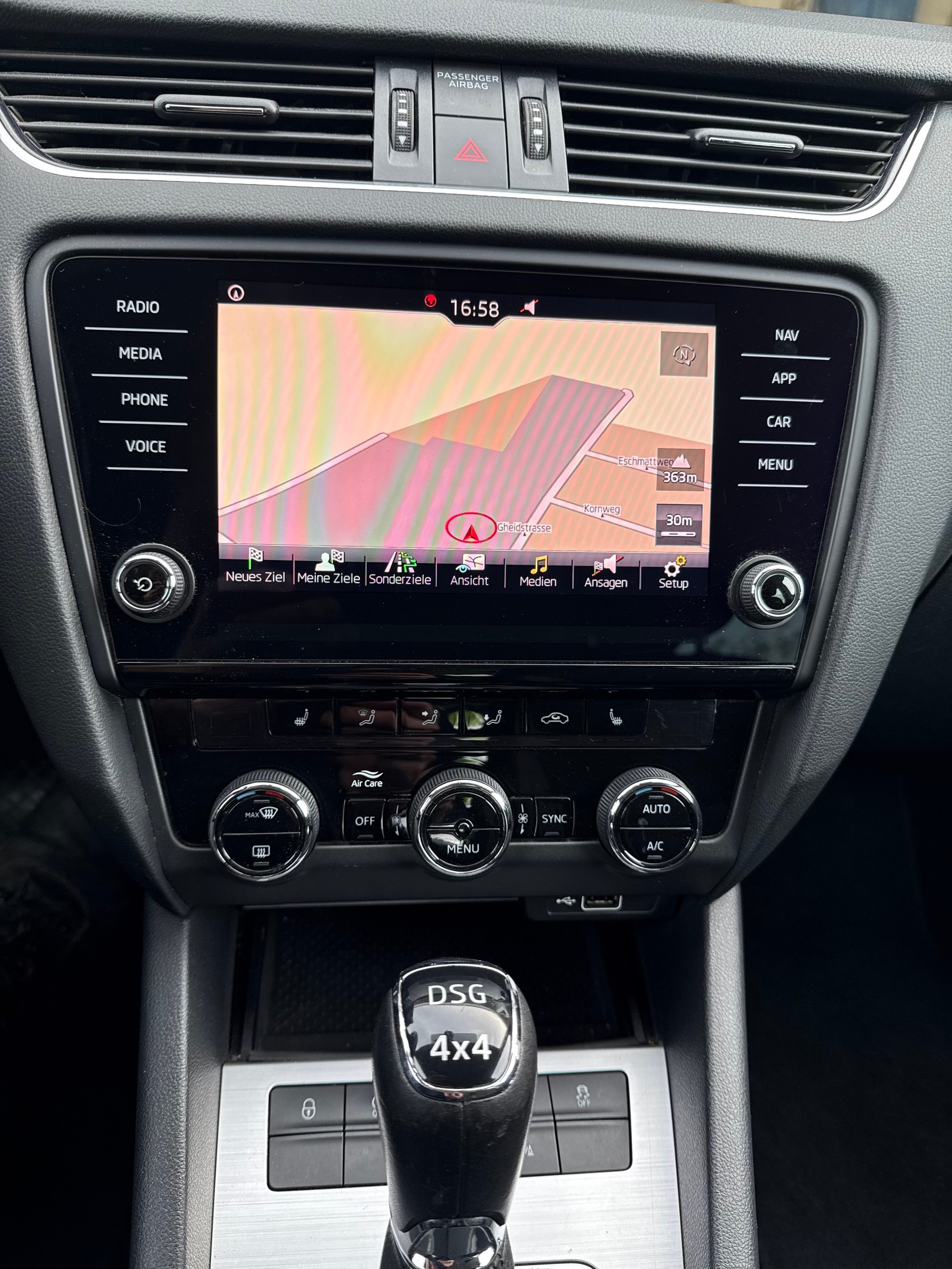 SKODA Octavia Combi 2.0 TDI Ambition 4x4-image-13