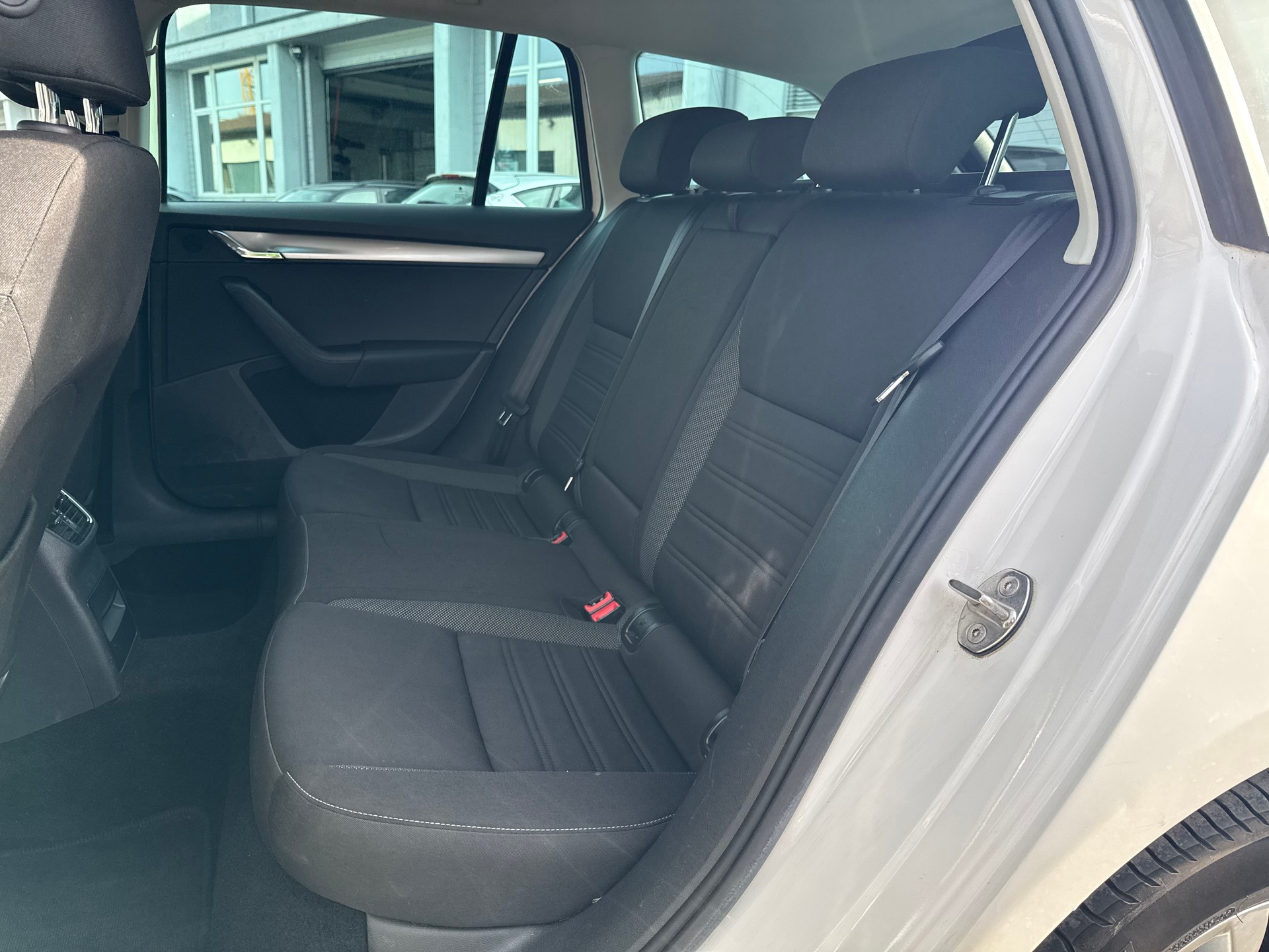 SKODA Octavia Combi 2.0 TDI Ambition 4x4-image-10