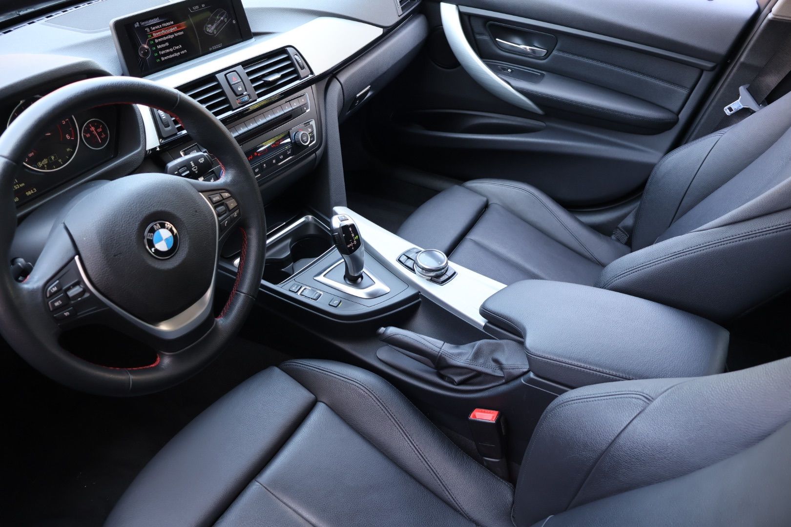 BMW 320 d xDrive Touring Sport Line Steptronic-image-4