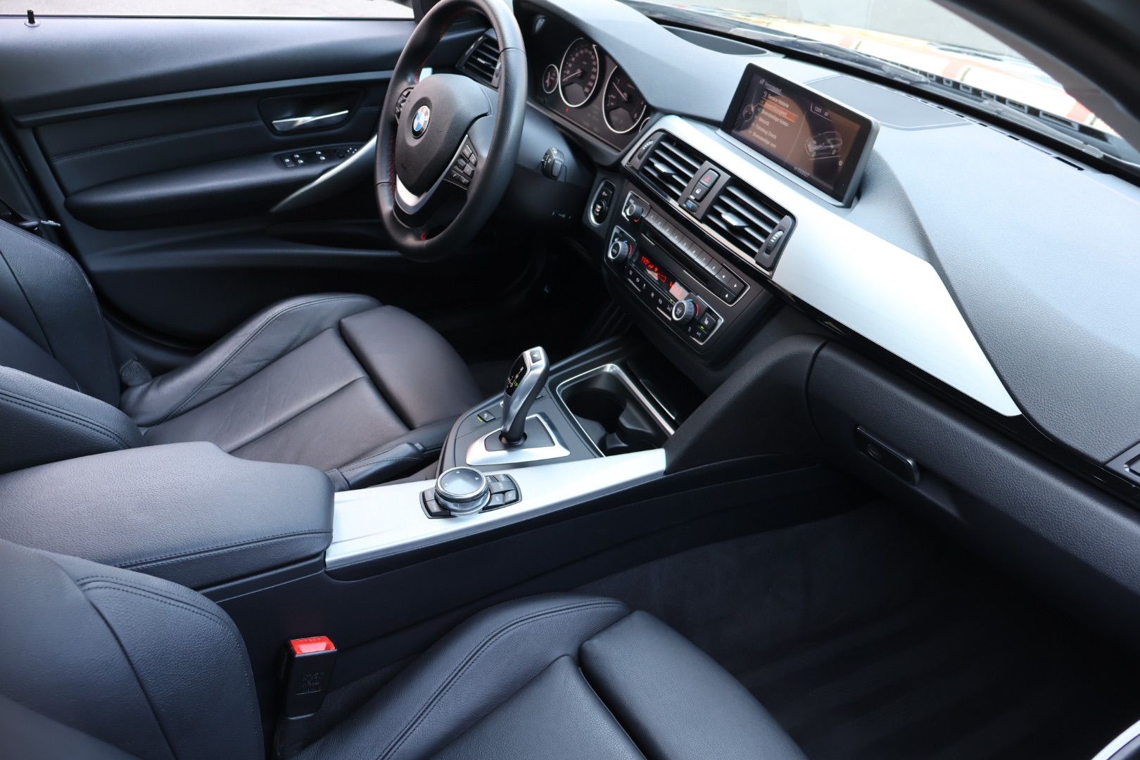 BMW 320 d xDrive Touring Sport Line Steptronic-image-5