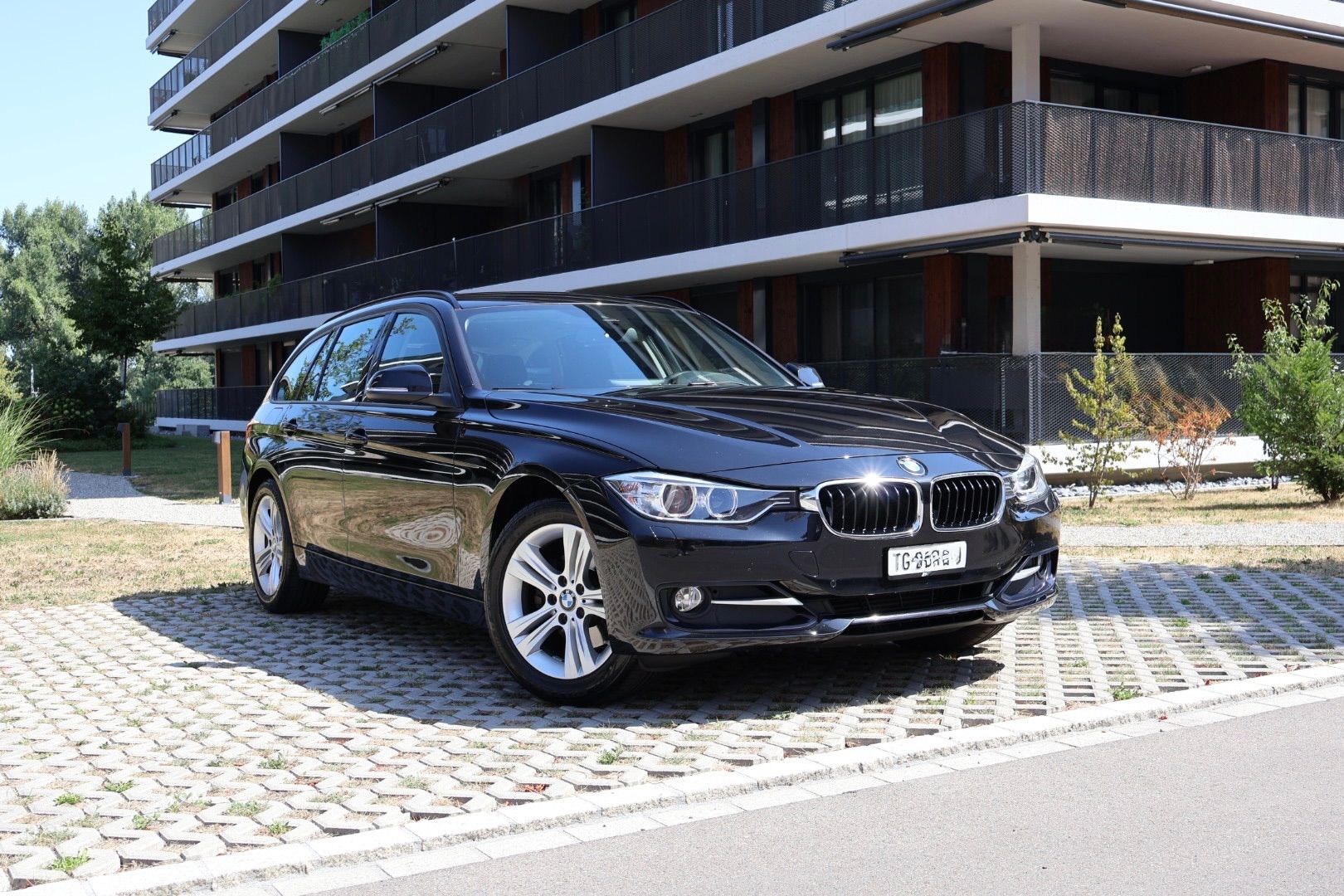 BMW 320 d xDrive Touring Sport Line Steptronic-image-0