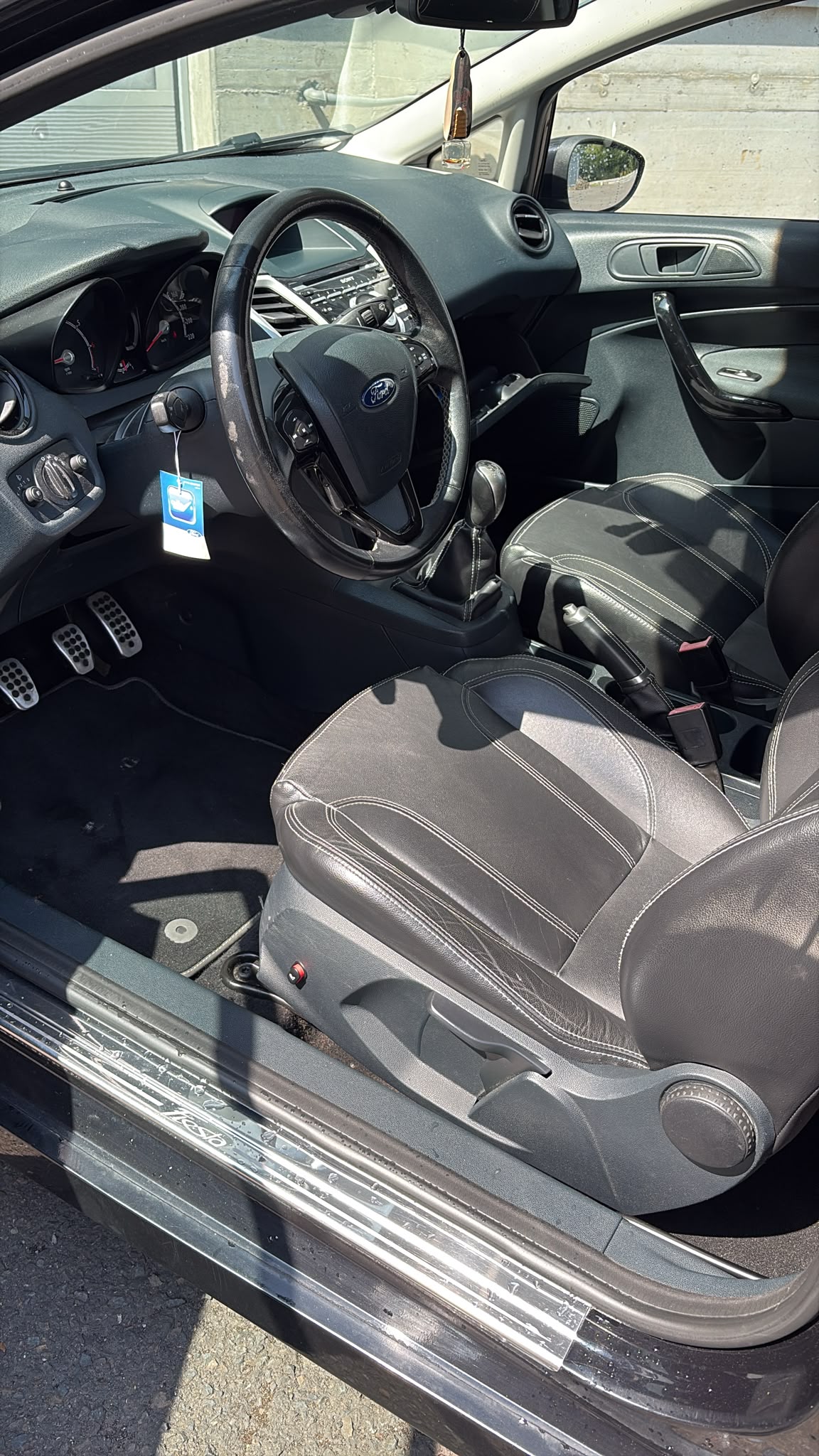 FORD Fiesta 1.6 16V Monster Edition-image-7
