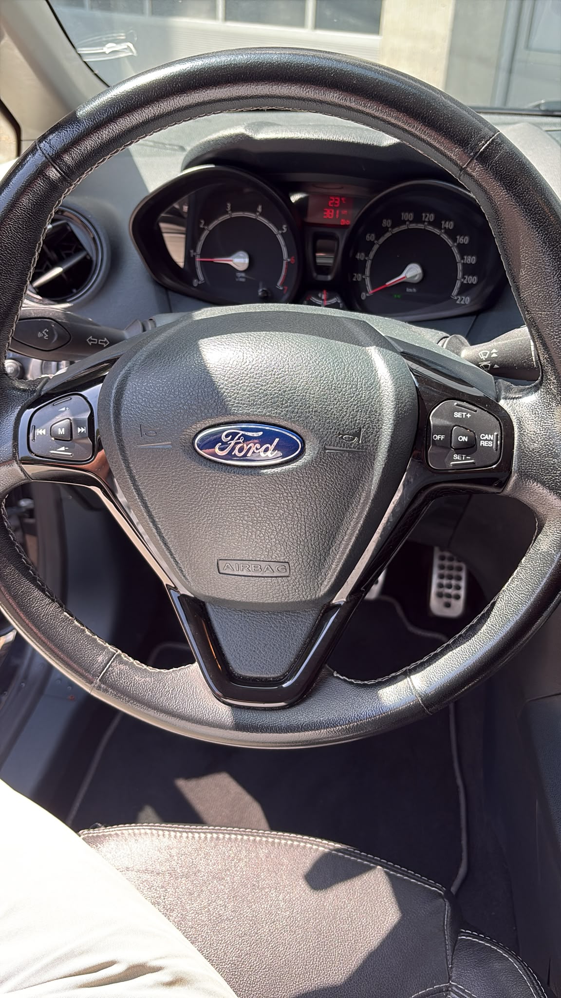 FORD Fiesta 1.6 16V Monster Edition-image-6