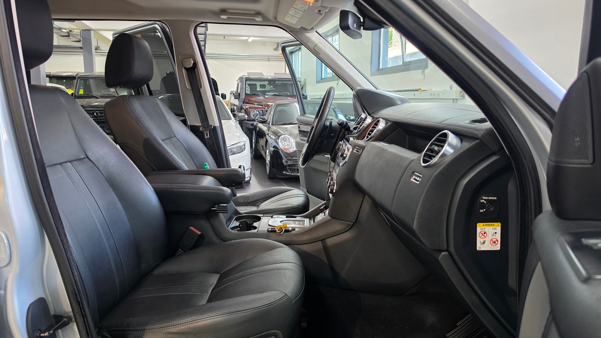 LAND ROVER Discovery 3.0 SDV6 HSE Automatic-image-23