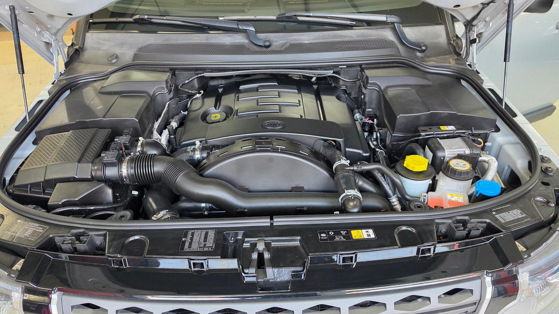 LAND ROVER Discovery 3.0 SDV6 HSE Automatic-image-27