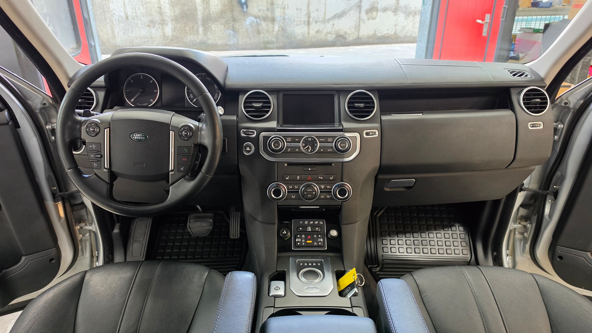 LAND ROVER Discovery 3.0 SDV6 HSE Automatic-image-21