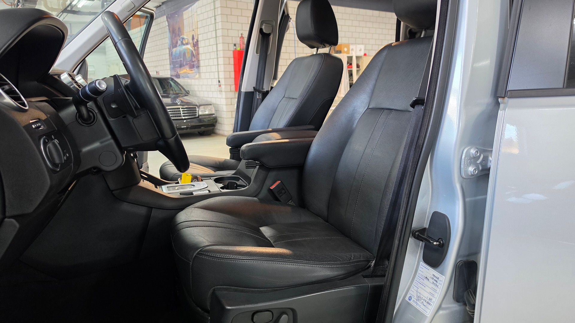 LAND ROVER Discovery 3.0 SDV6 HSE Automatic-image-17
