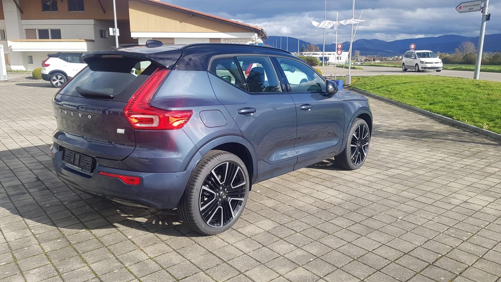 VOLVO XC40 T4 TwE R-Design DCT-image-2