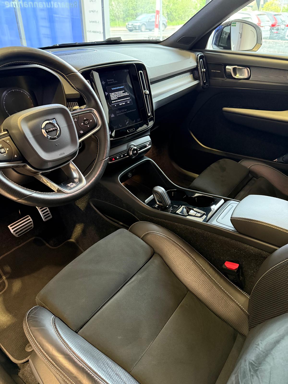 VOLVO XC40 T4 TwE R-Design DCT-image-3