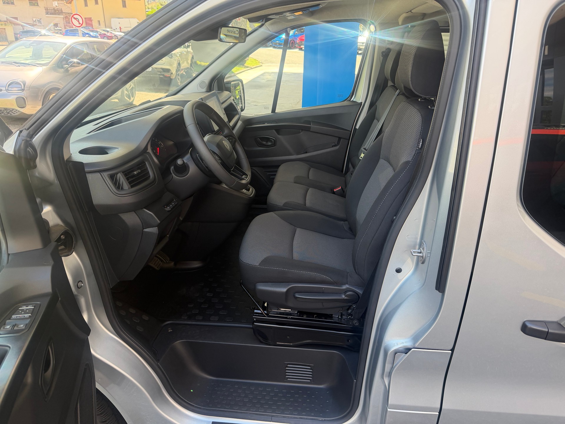 RENAULT TRAFIC-image-5