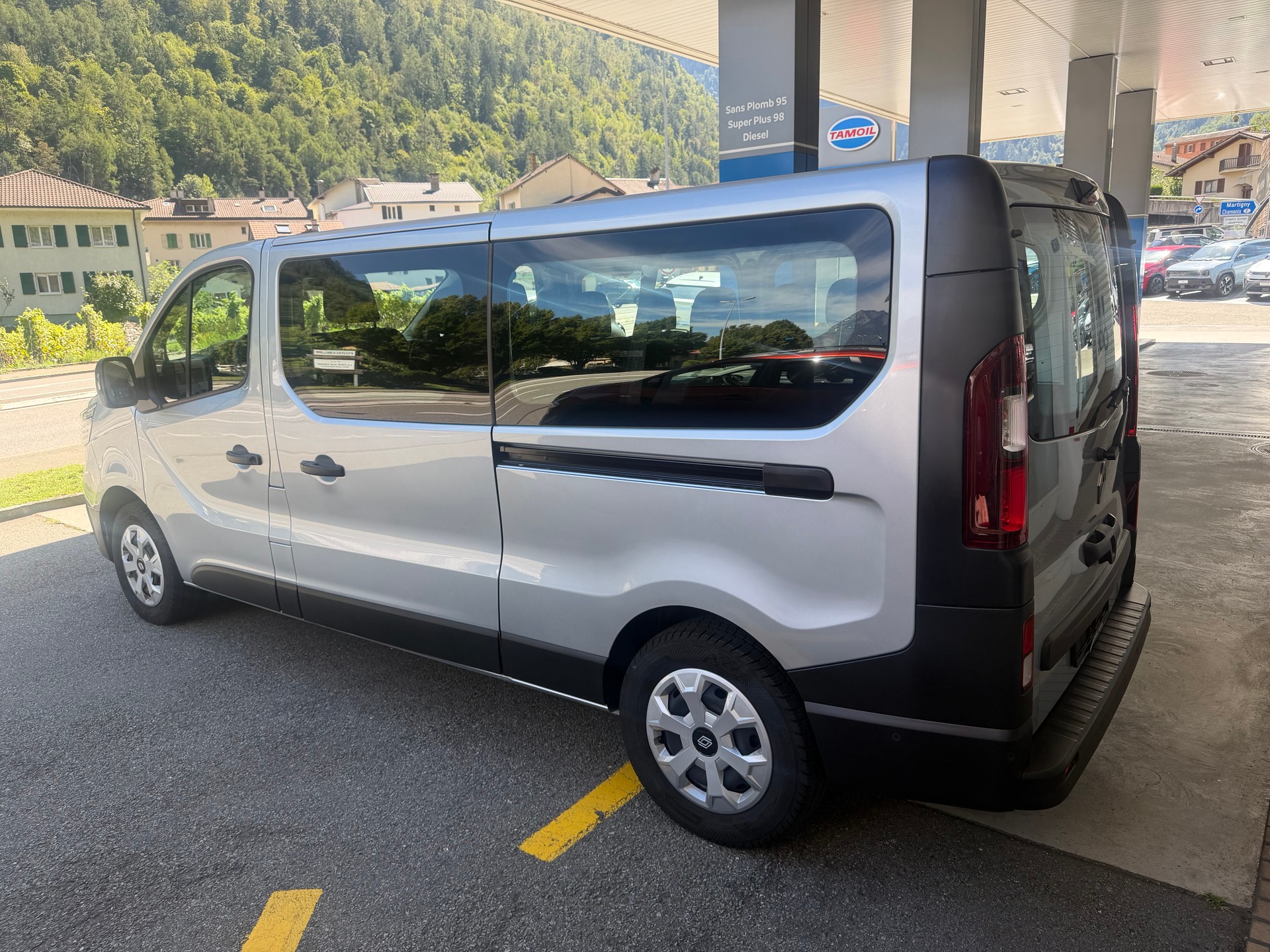 RENAULT TRAFIC-image-1