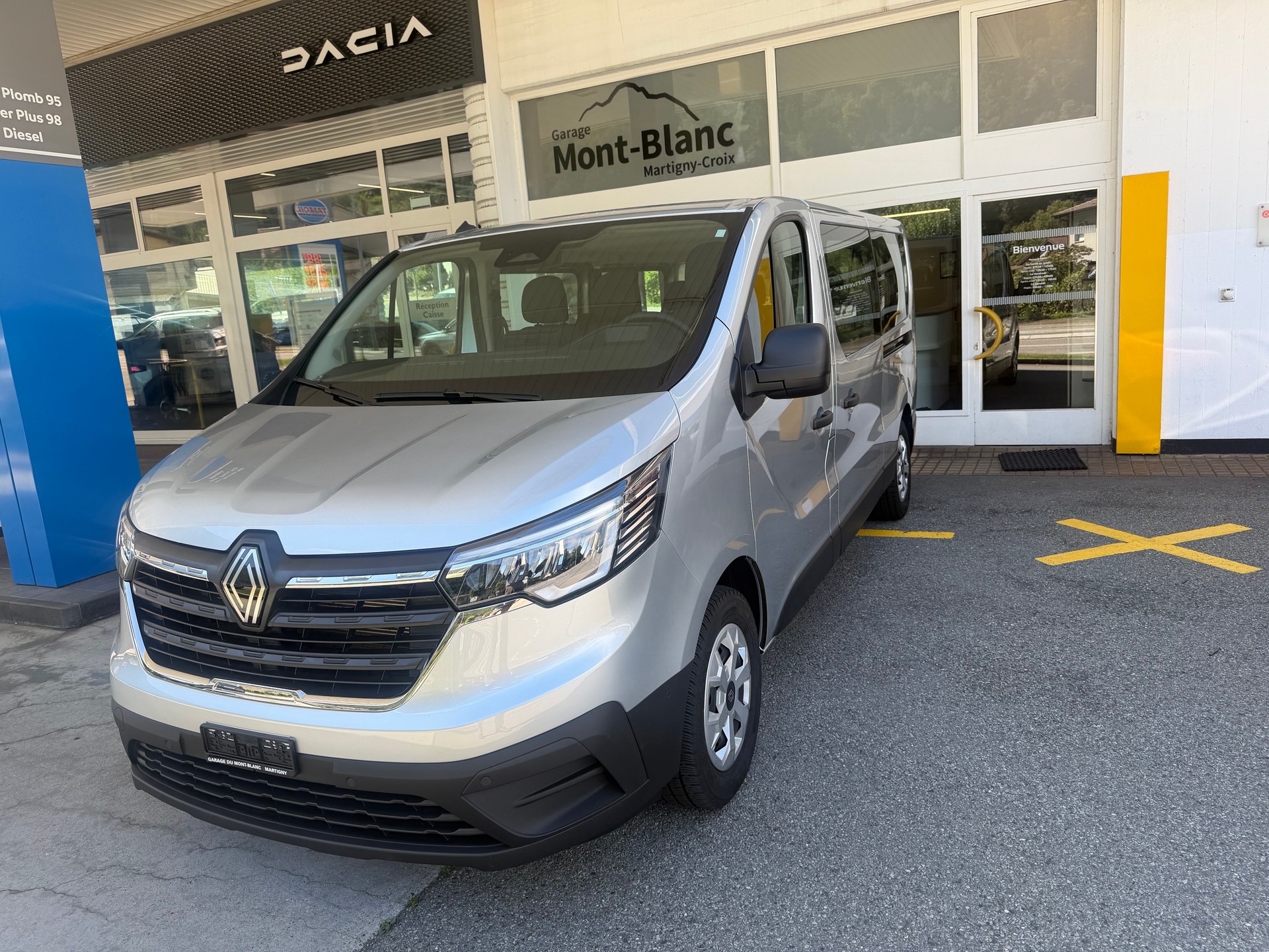 RENAULT TRAFIC-image-0