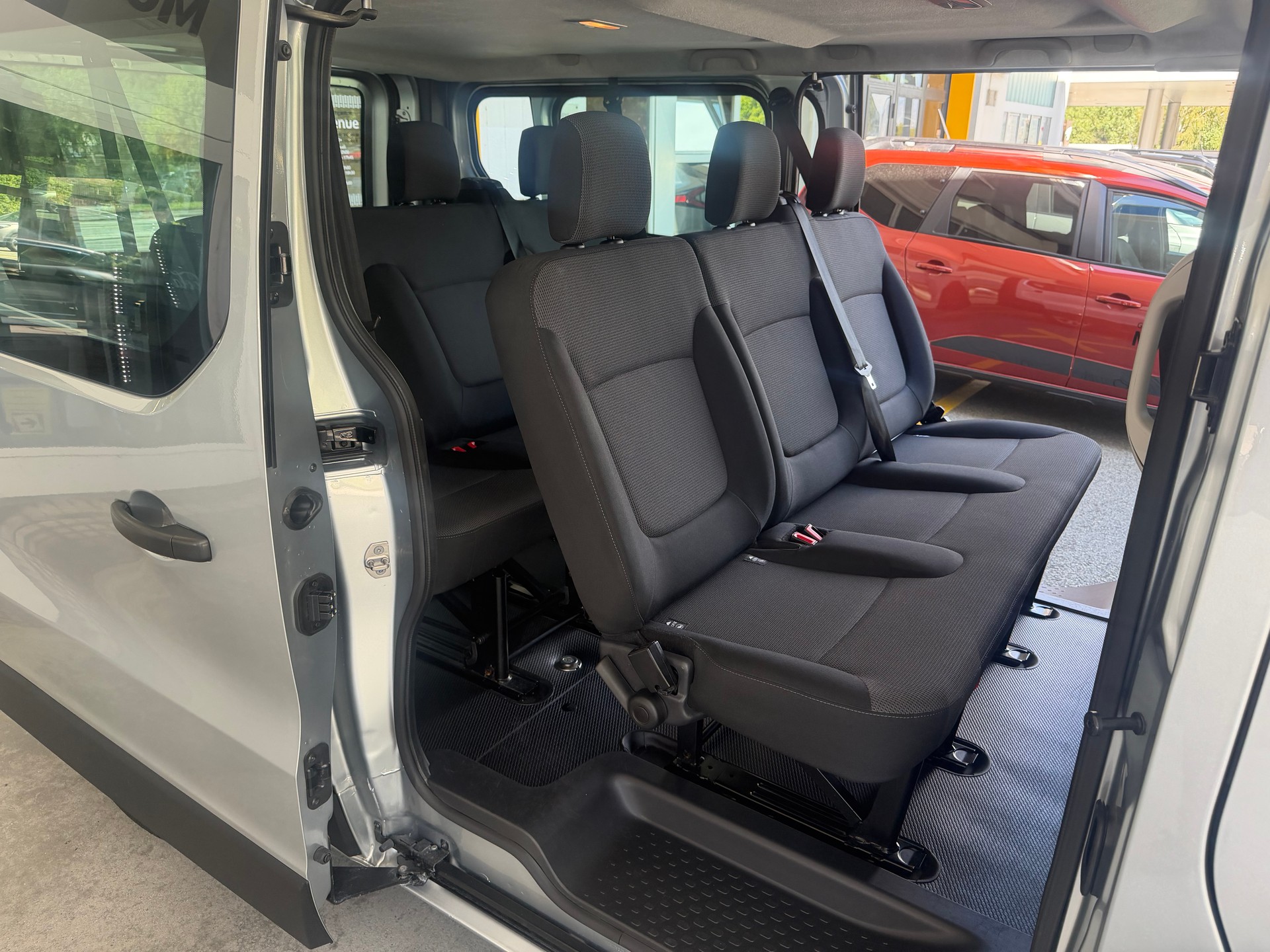 RENAULT TRAFIC-image-9