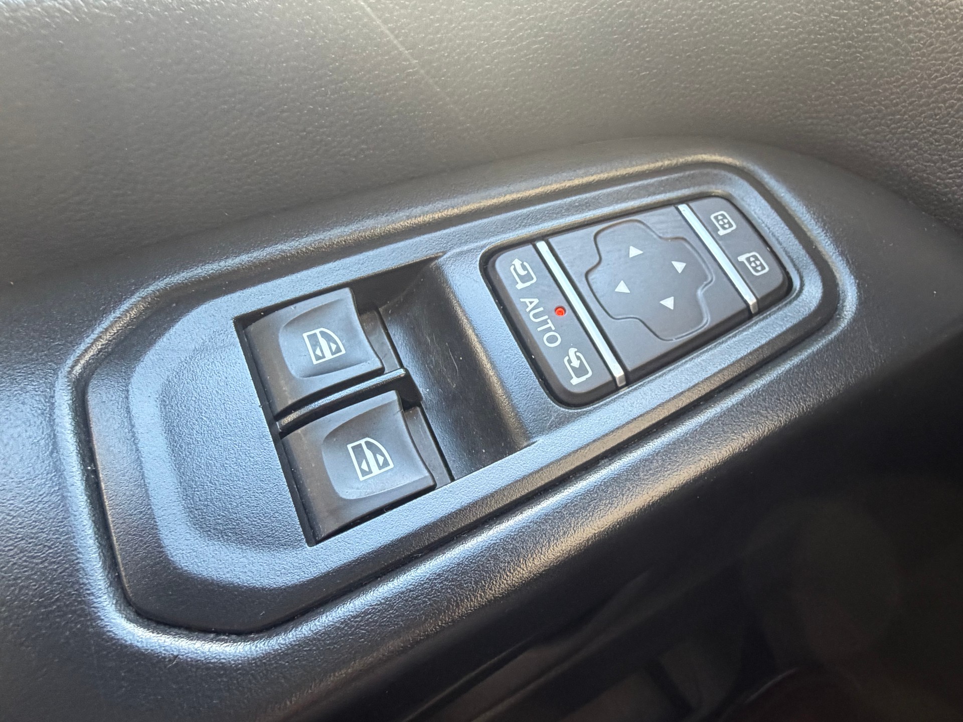 RENAULT TRAFIC-image-15