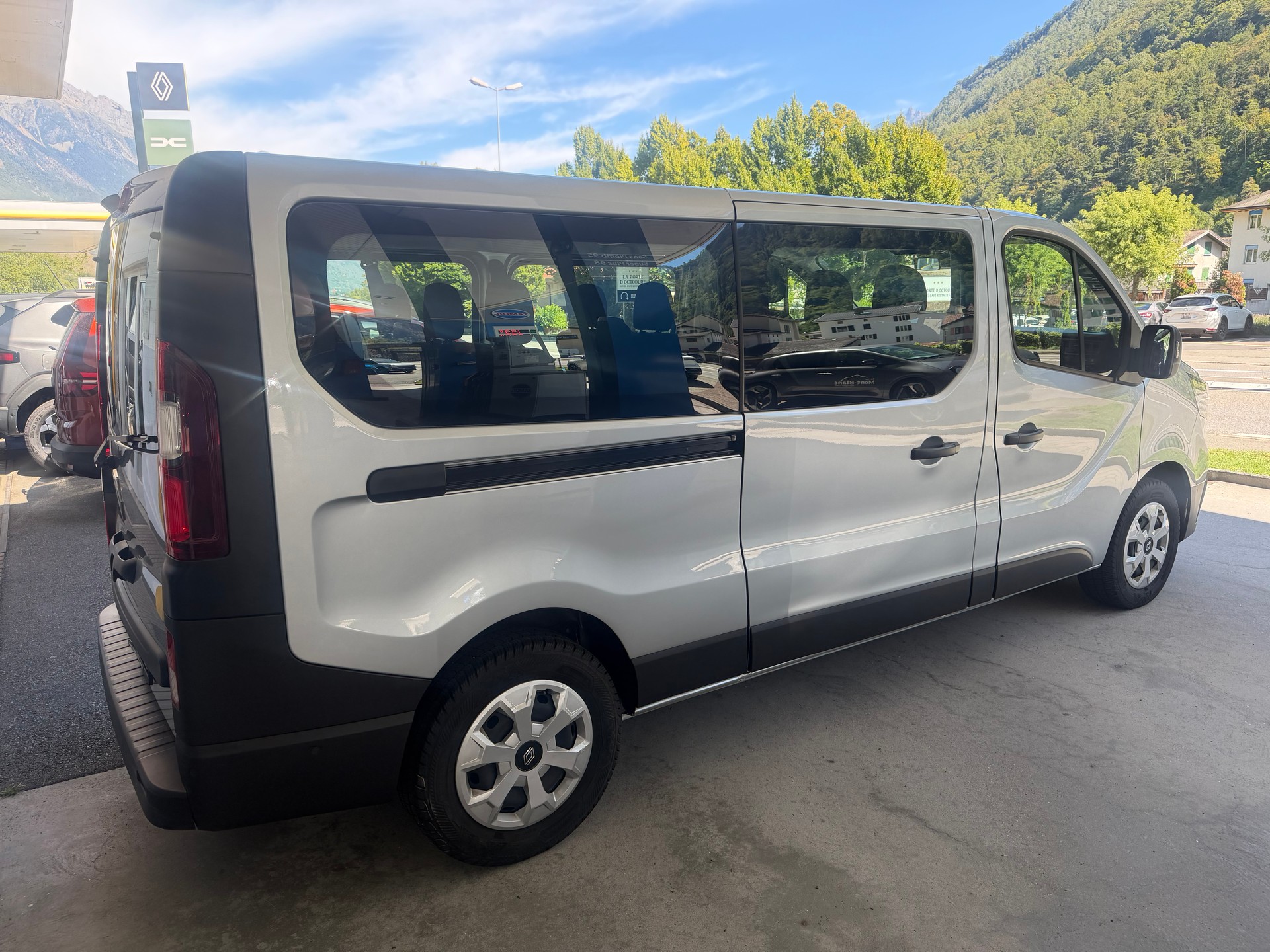 RENAULT TRAFIC-image-2