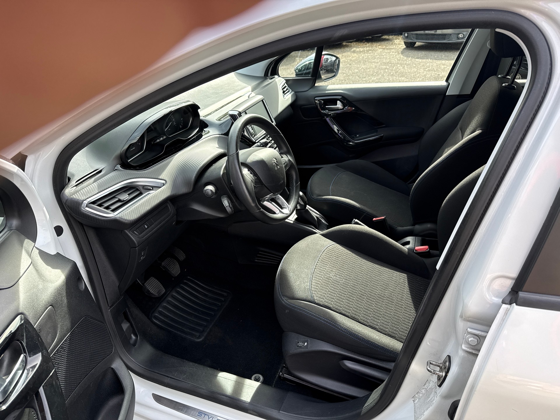 PEUGEOT 208 1.2 PureTech Style-image-20