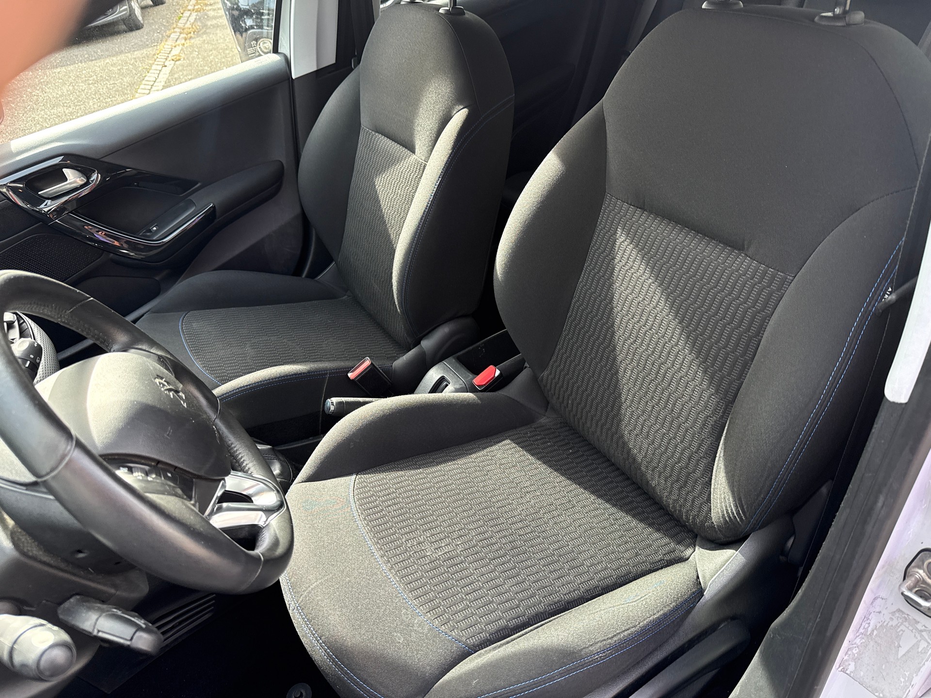 PEUGEOT 208 1.2 PureTech Style-image-21